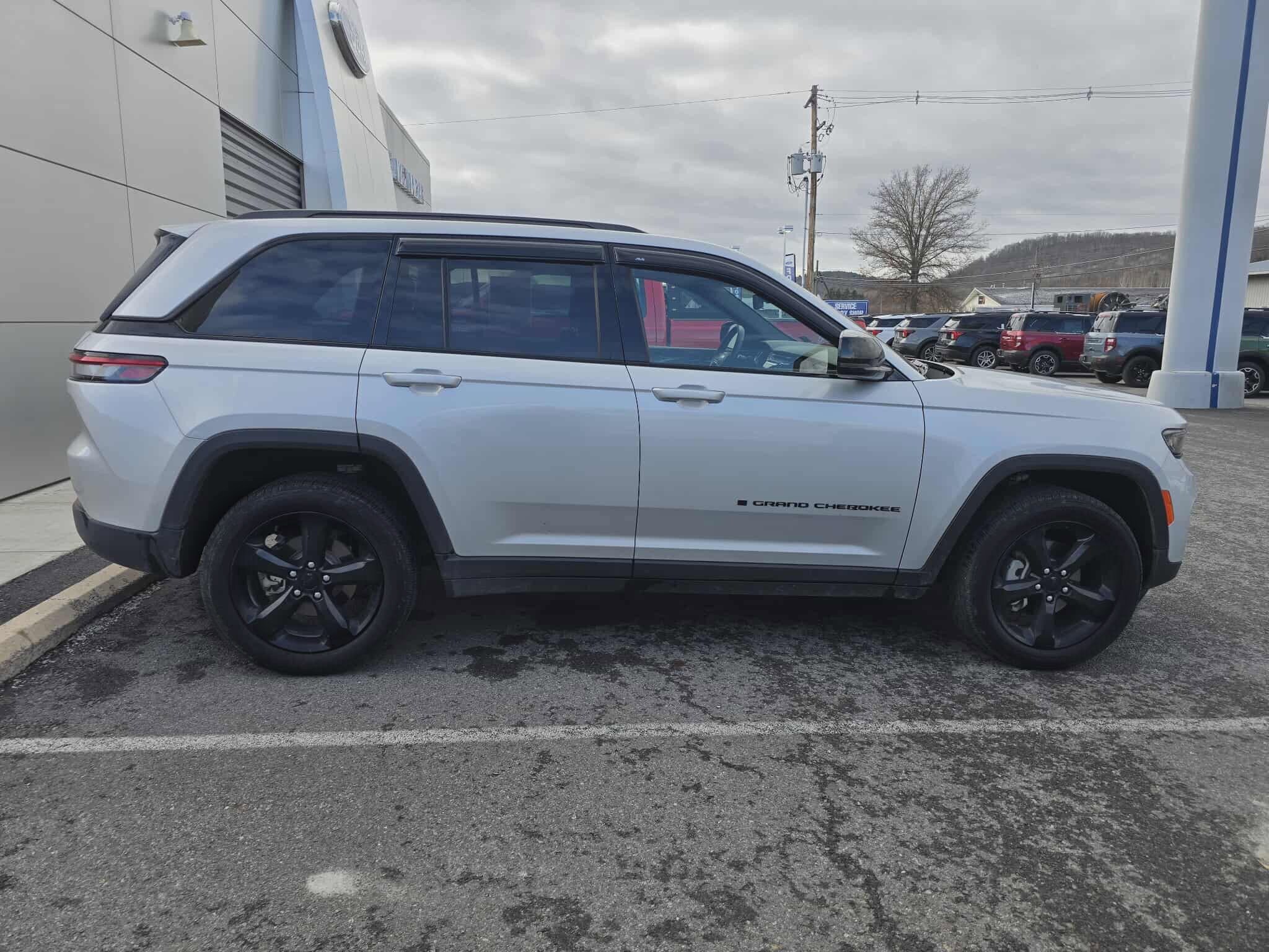 2022 Jeep Grand Cherokee Altitude photo 2