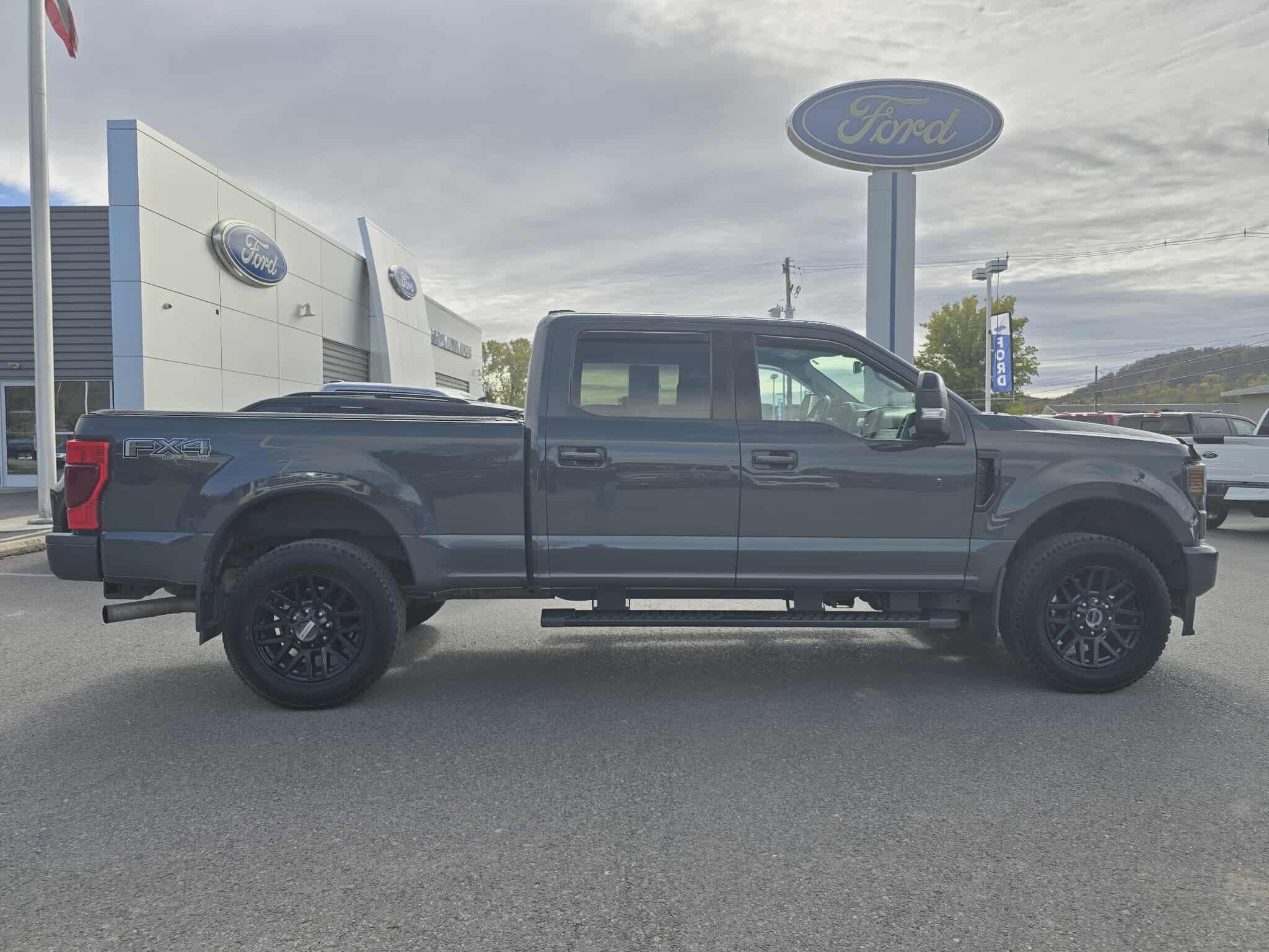 2021 Ford F-250 Lariat photo 2