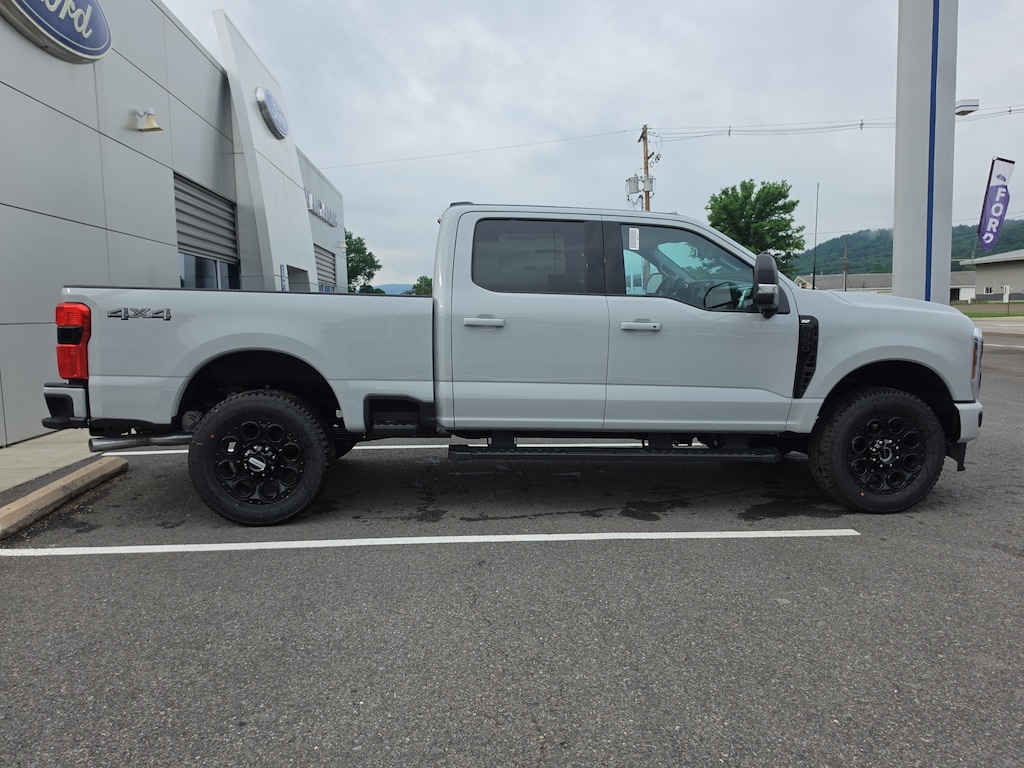 New 2026 Ford Super Duty F-350 XLT Truck Crew Cab