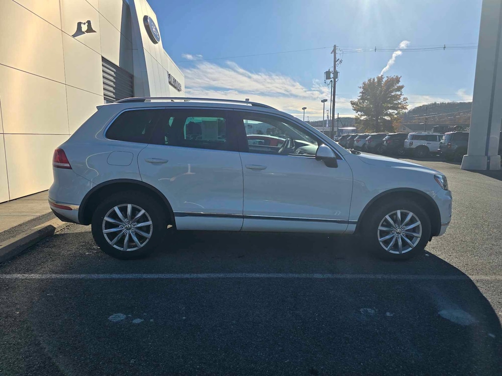 Used 2017 Volkswagen Touareg Sport w/Technology SUV