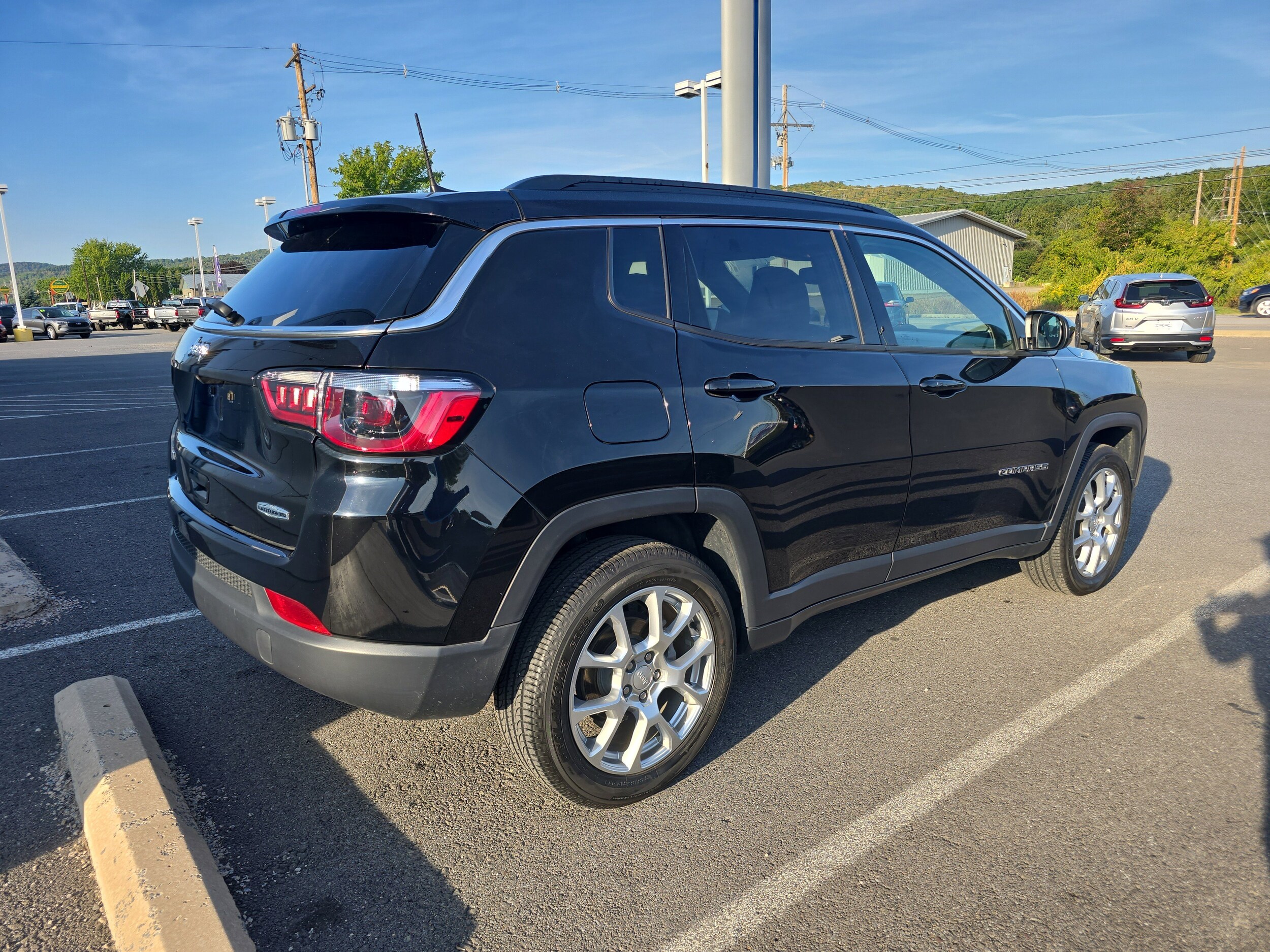 2023 Jeep Compass Latitude Lux photo 3