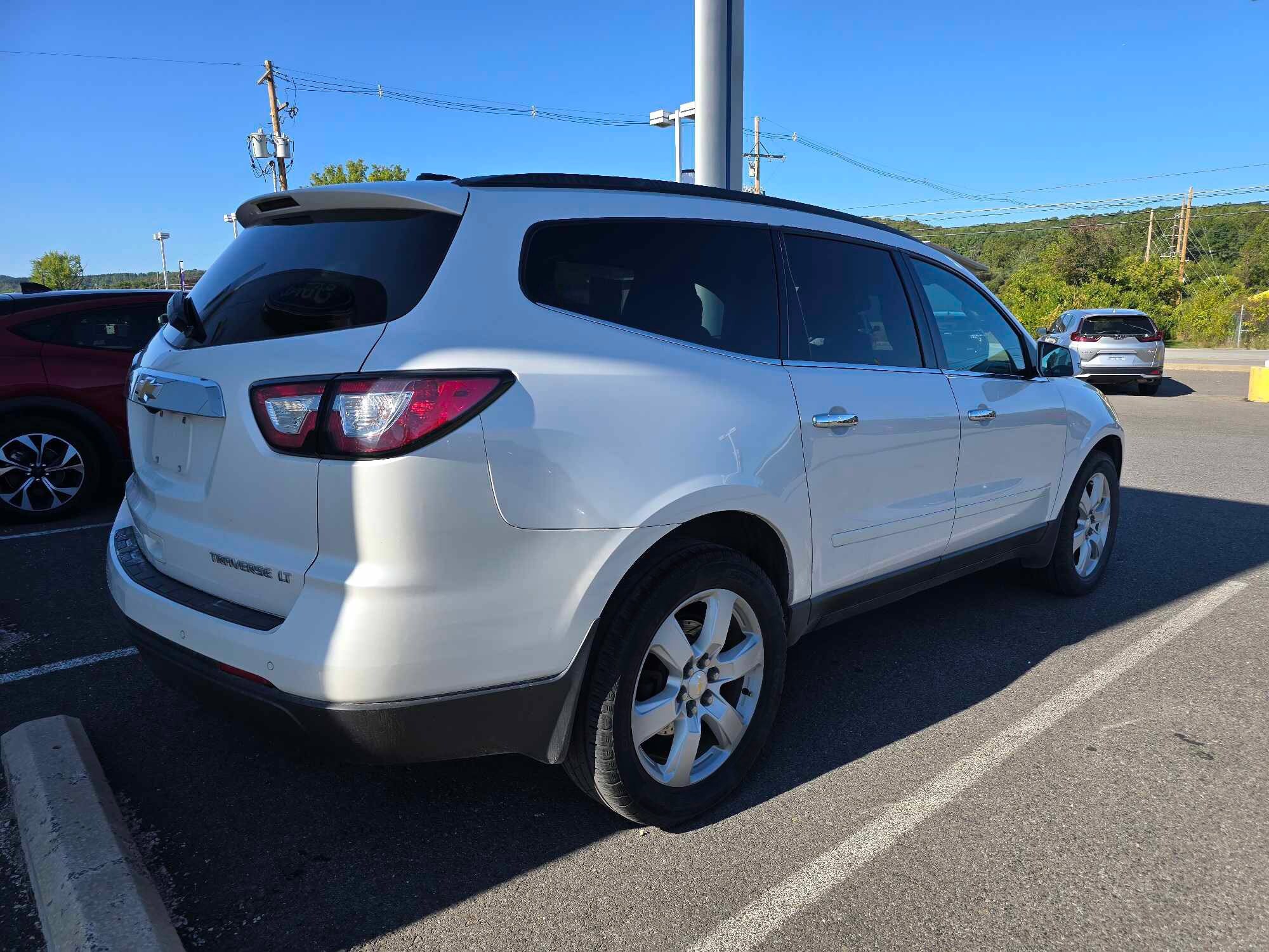 2016 Chevrolet Traverse 1LT photo 2