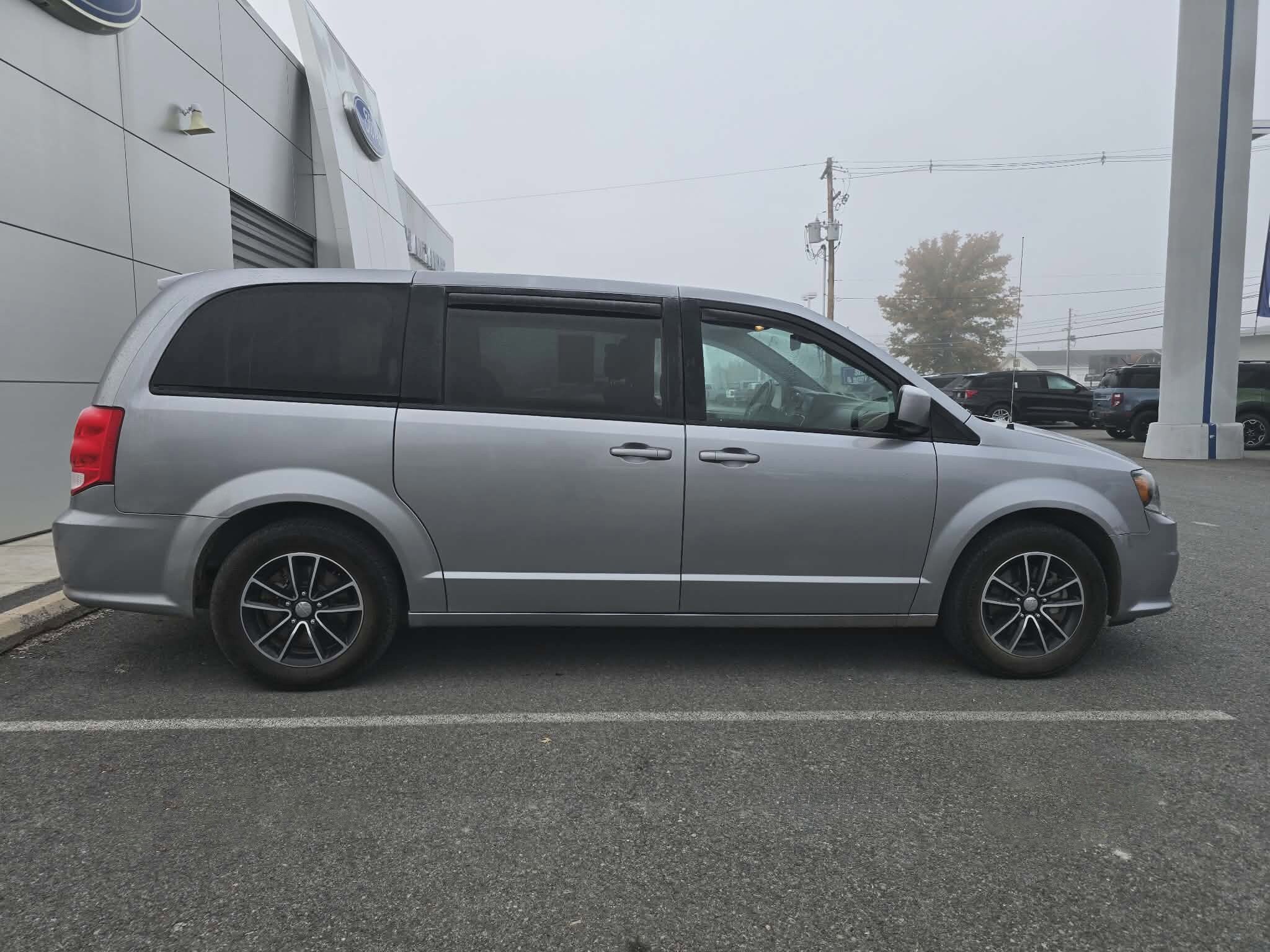2019 Dodge Grand Caravan SE Plus photo 2