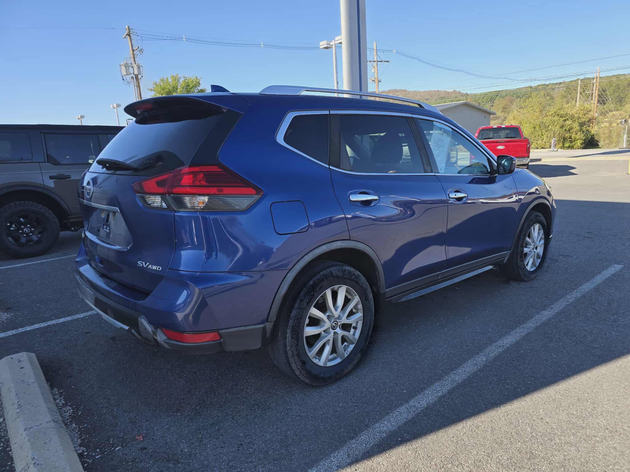 2017 Nissan Rogue SV photo 2