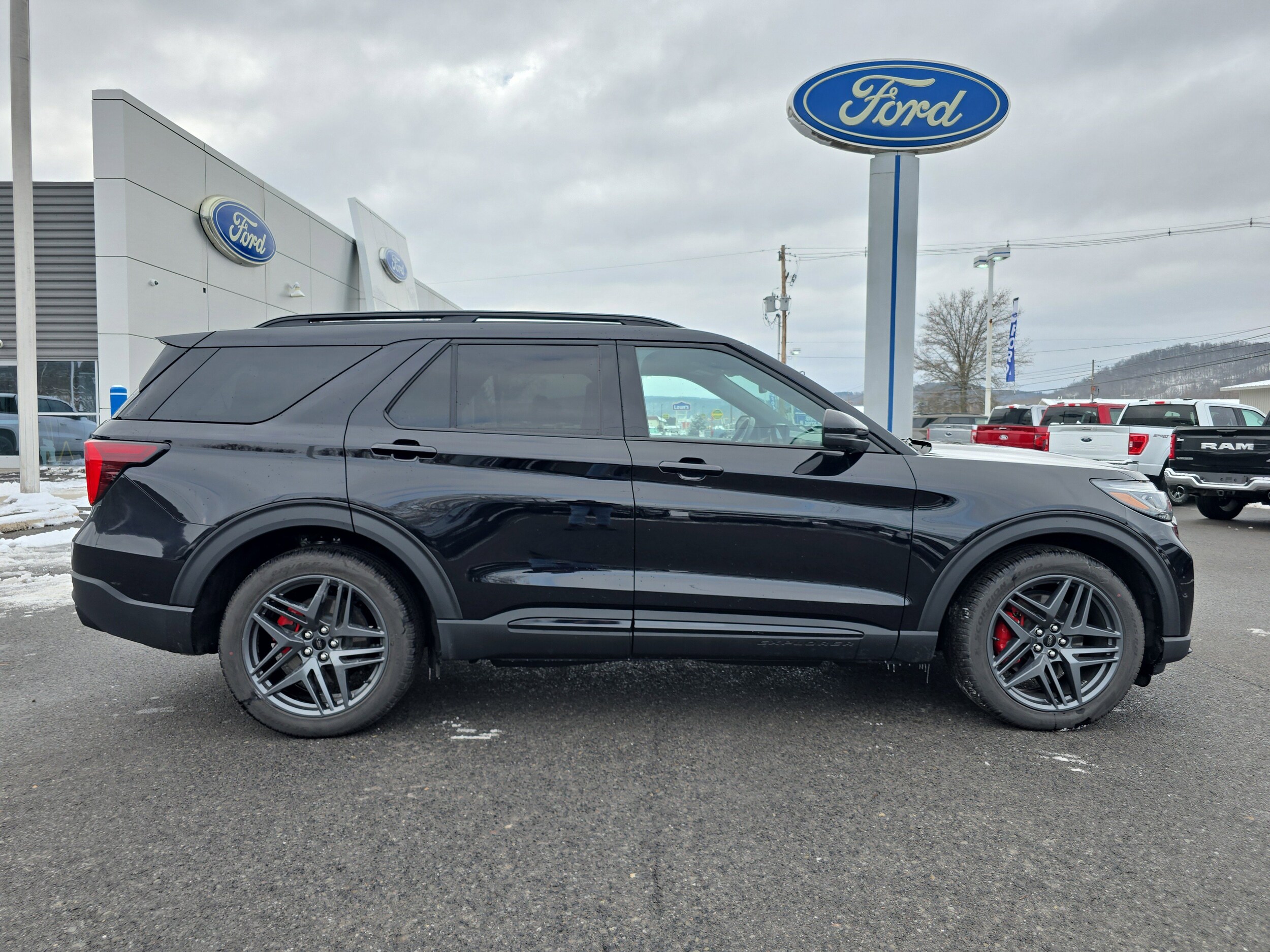 2025 Ford Explorer ST photo 2