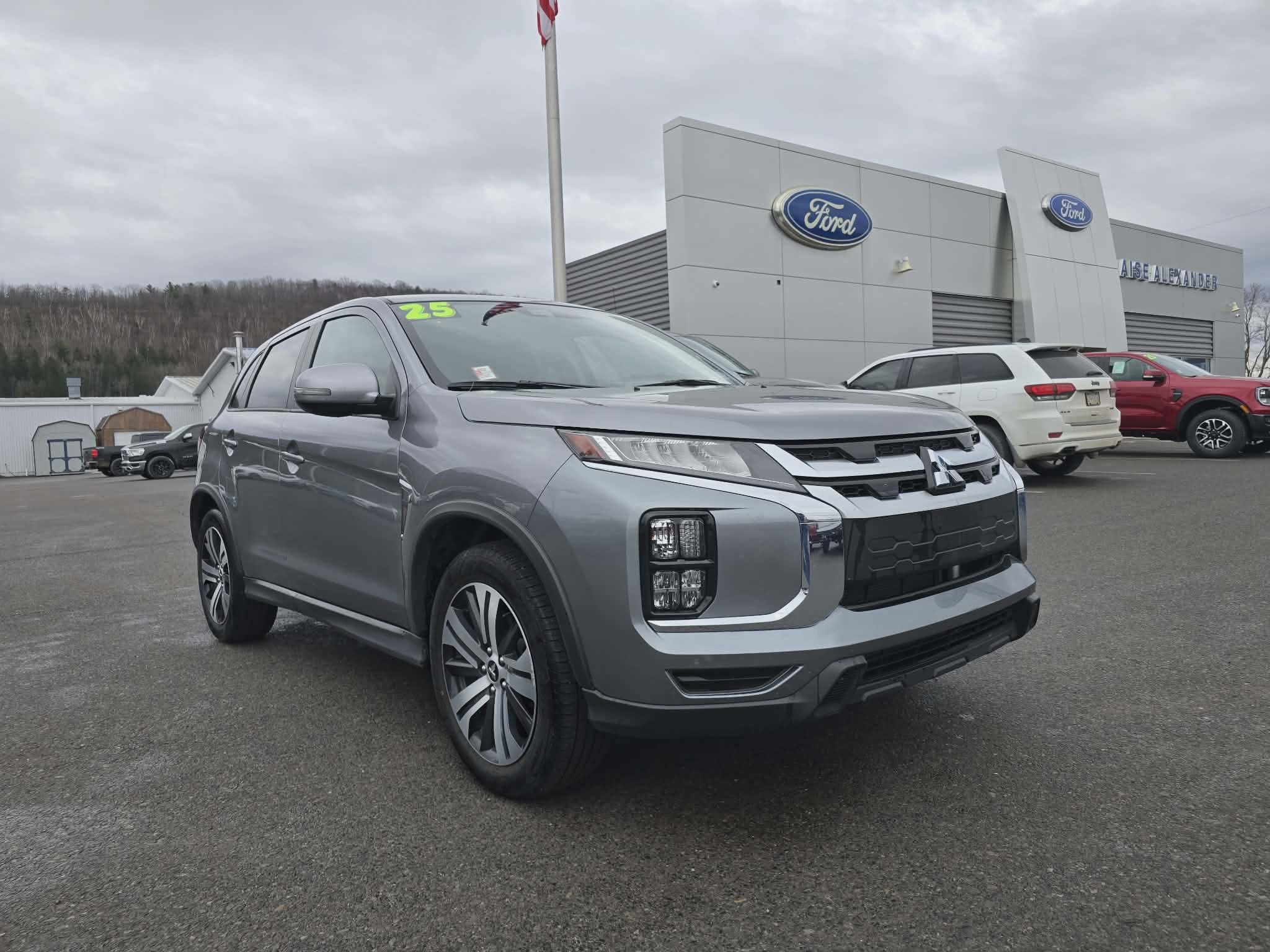 2025 Mitsubishi Outlander SE's photo