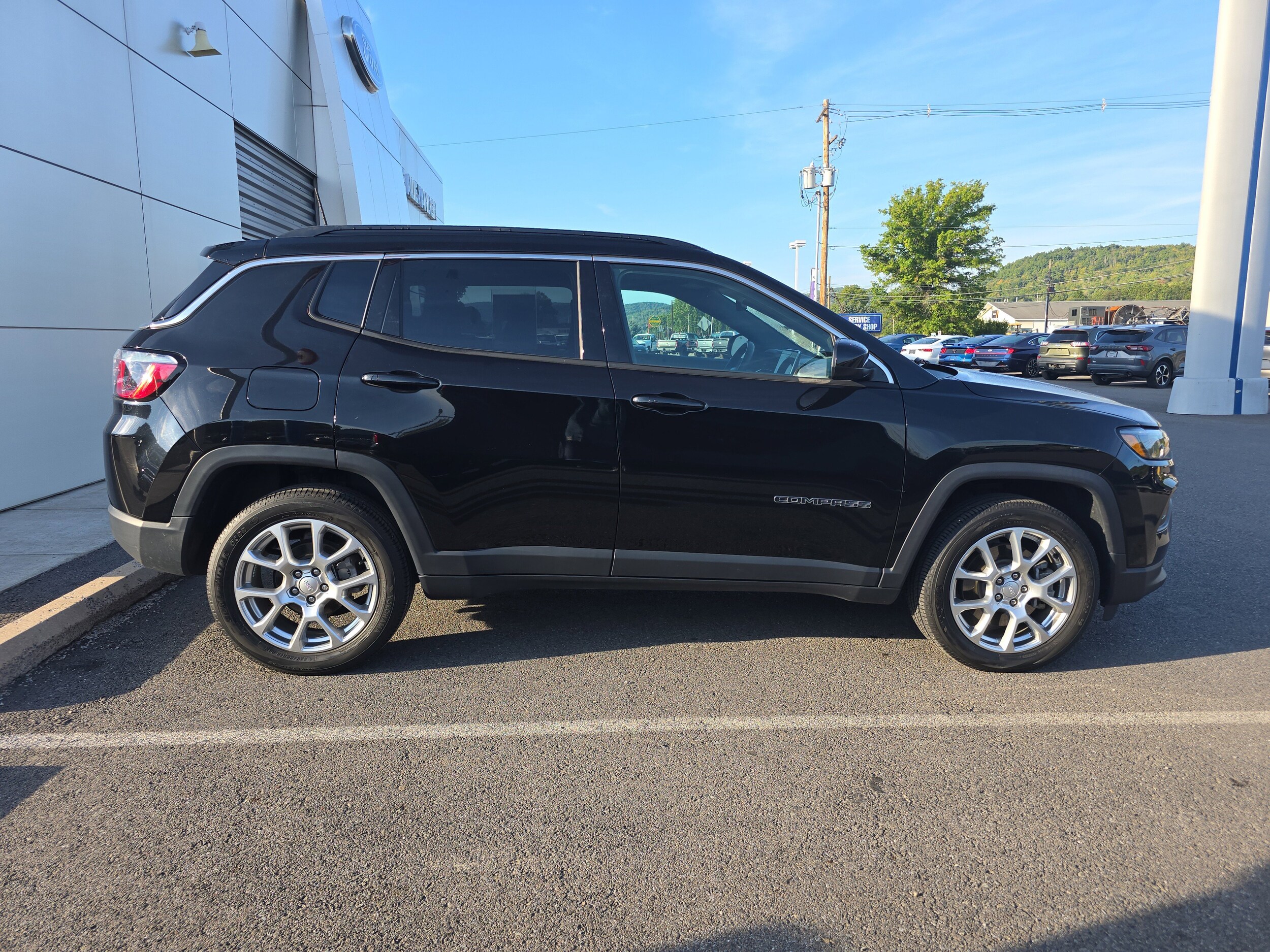 2023 Jeep Compass Latitude Lux photo 2