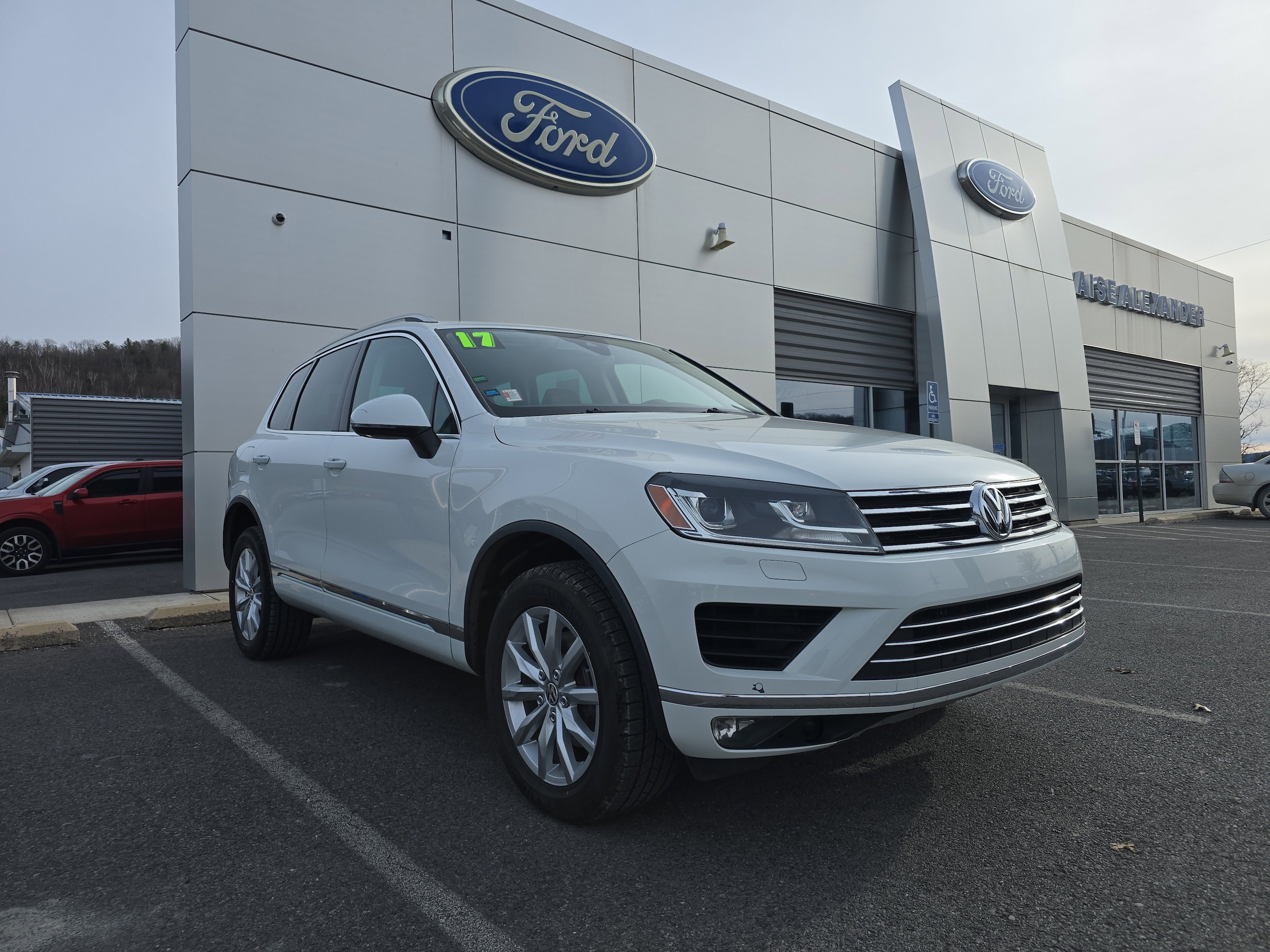 2017 Volkswagen Touareg Sport's photo