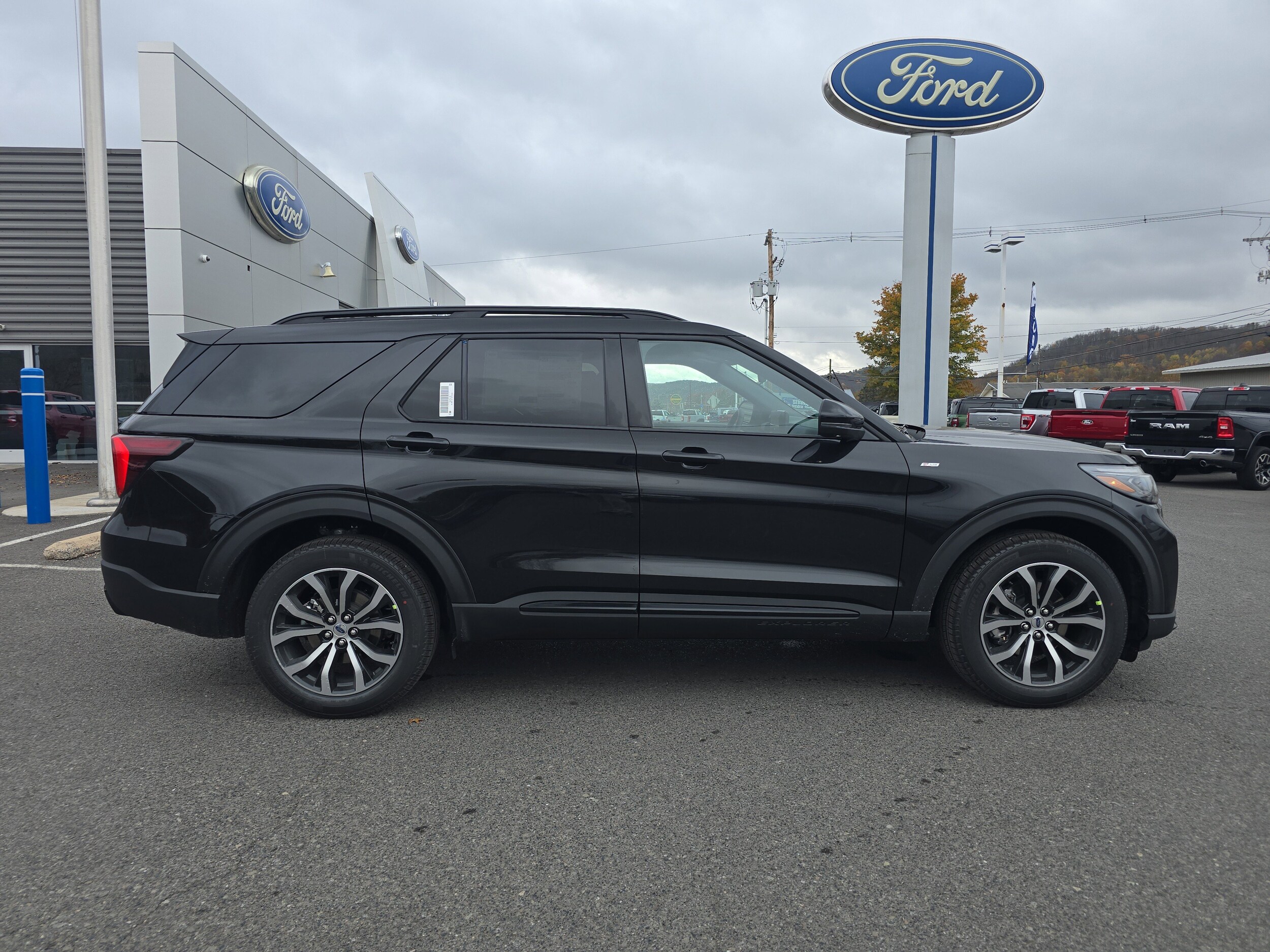 2026 Ford Explorer ST-Line photo 2