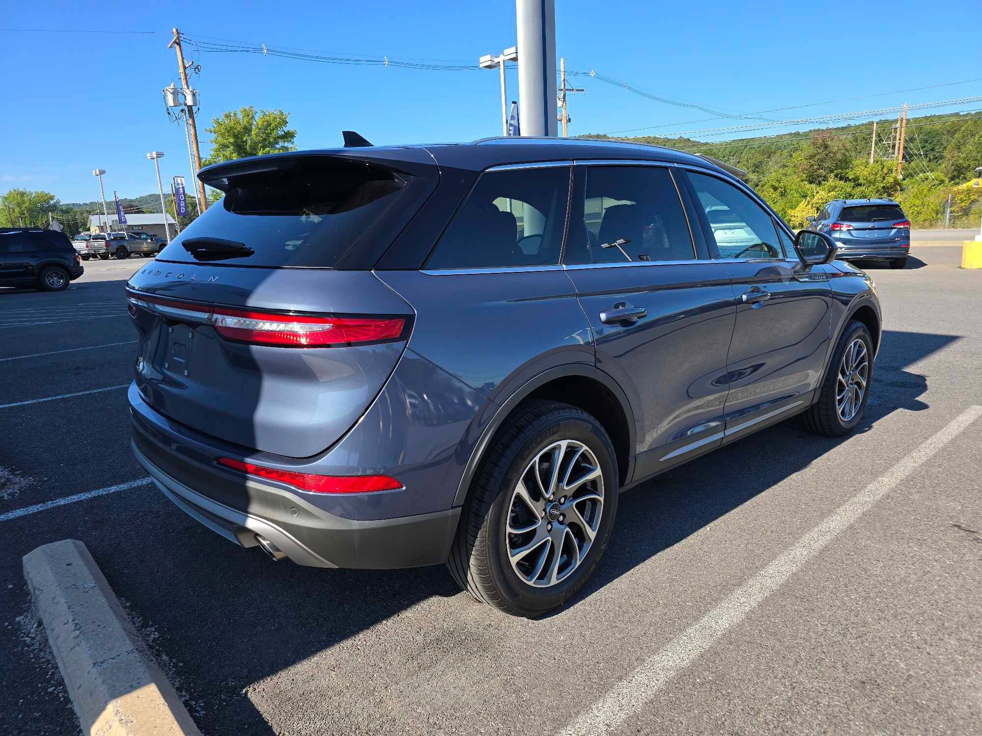 2022 Lincoln Corsair Standard photo 3
