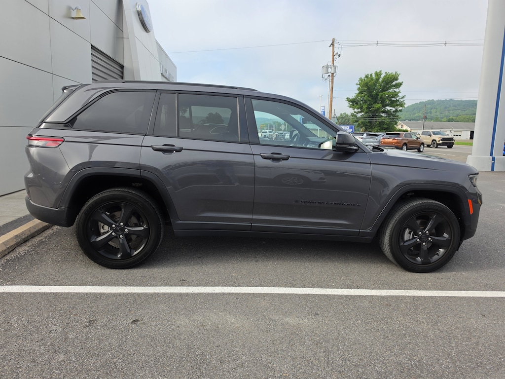 Used 2023 Jeep Grand Cherokee Altitude SUV