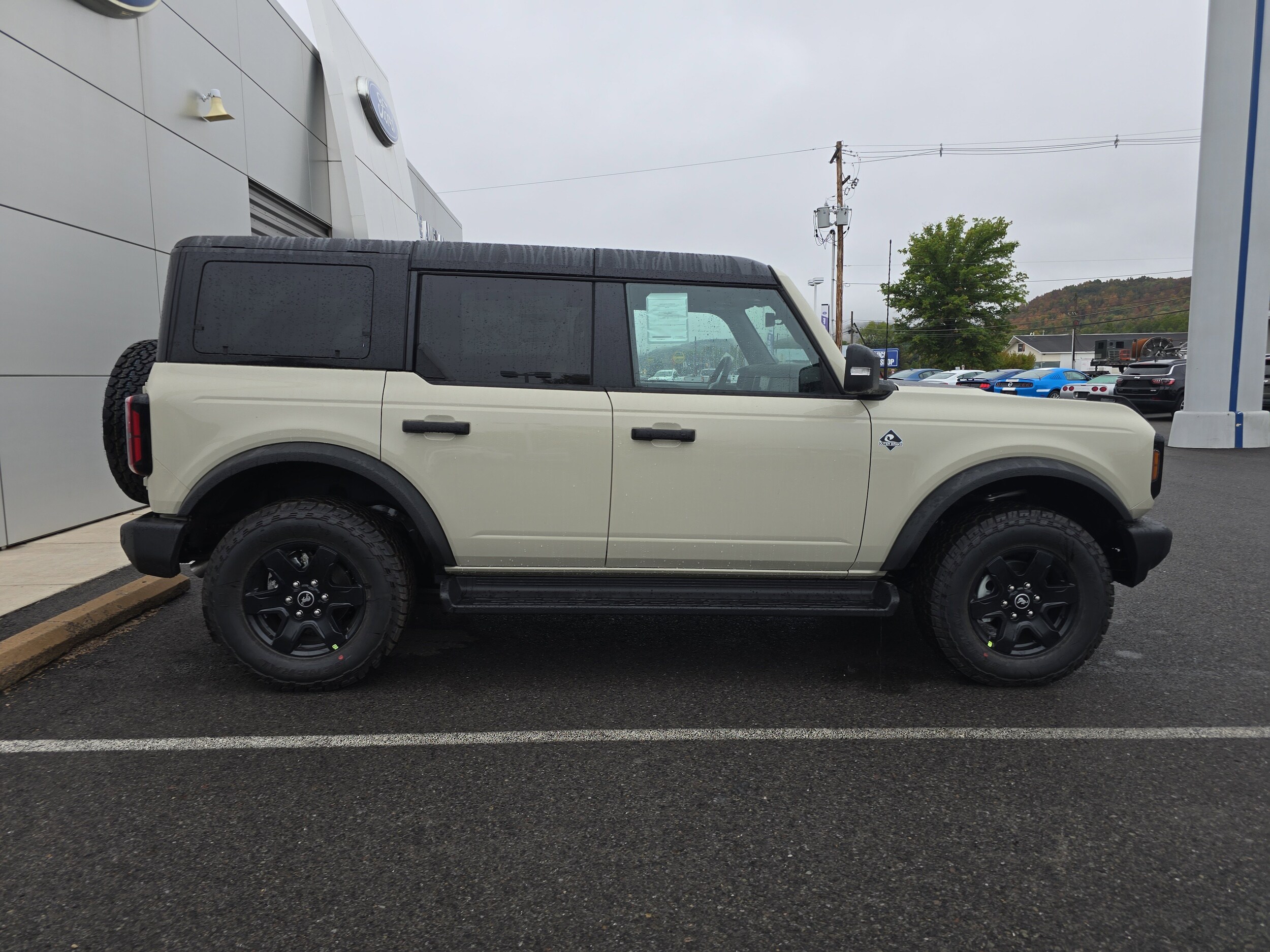 2025 Ford Bronco Outer Banks photo 2