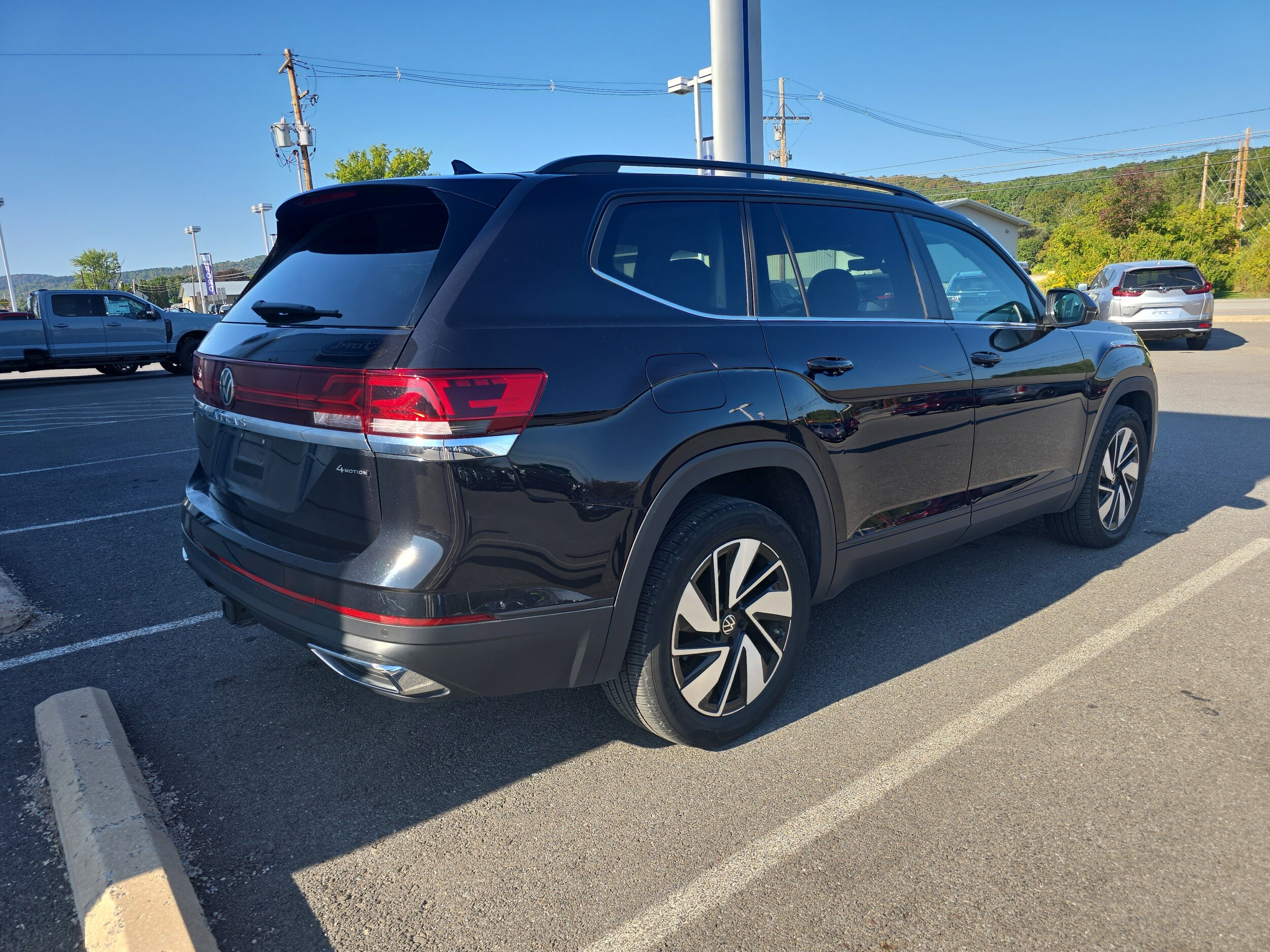 2024 Volkswagen Atlas SE Technology photo 2