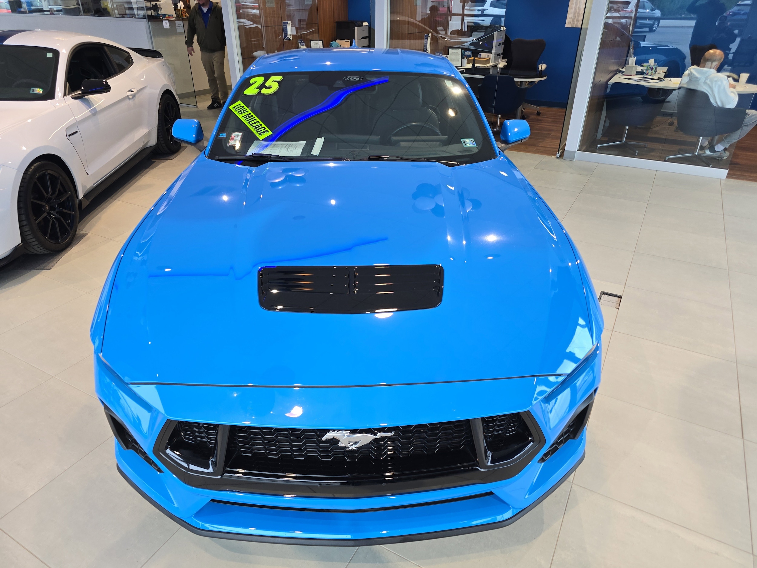 2025 Ford Mustang GT - Photo 9