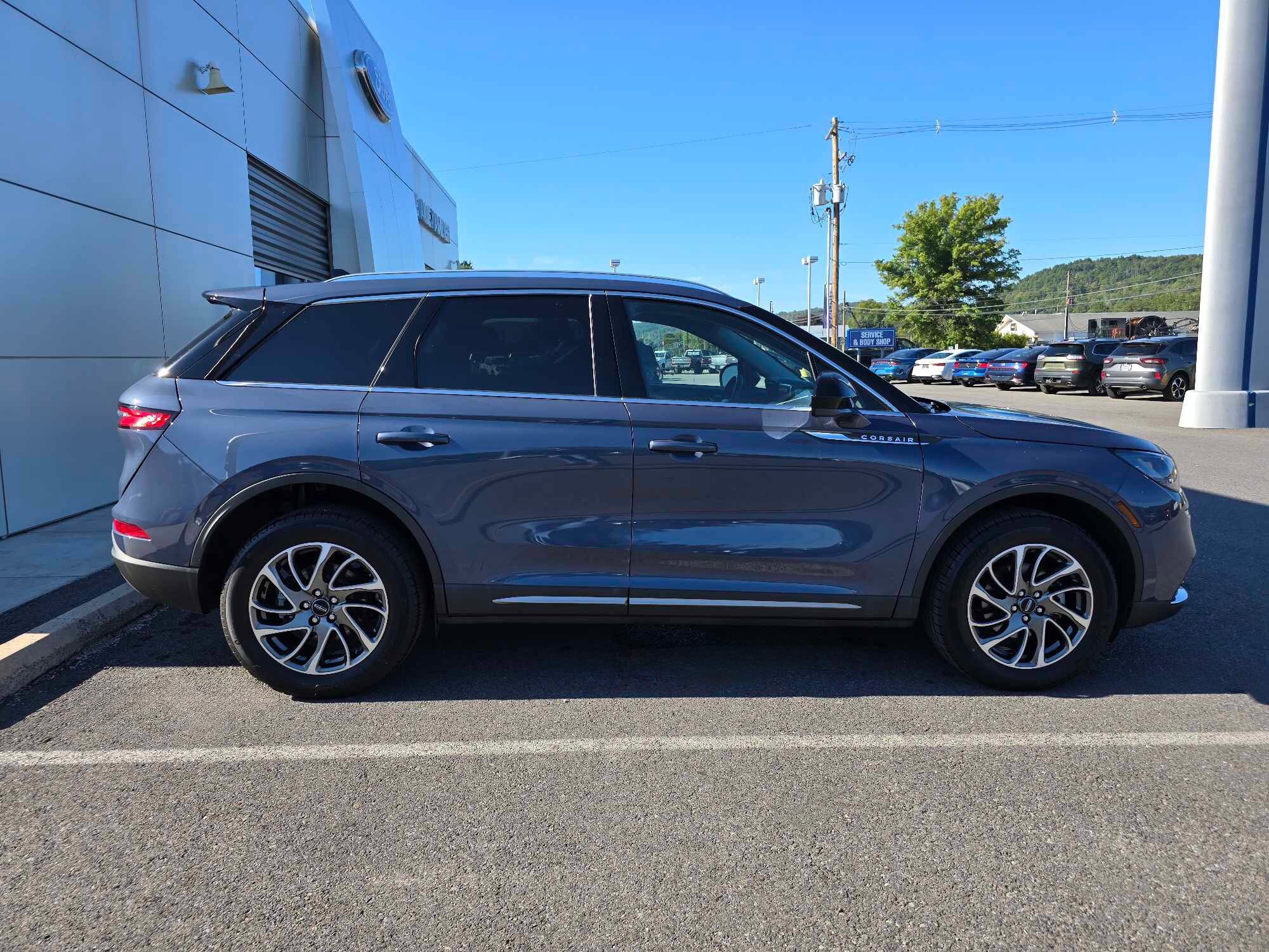 2022 Lincoln Corsair Standard photo 2