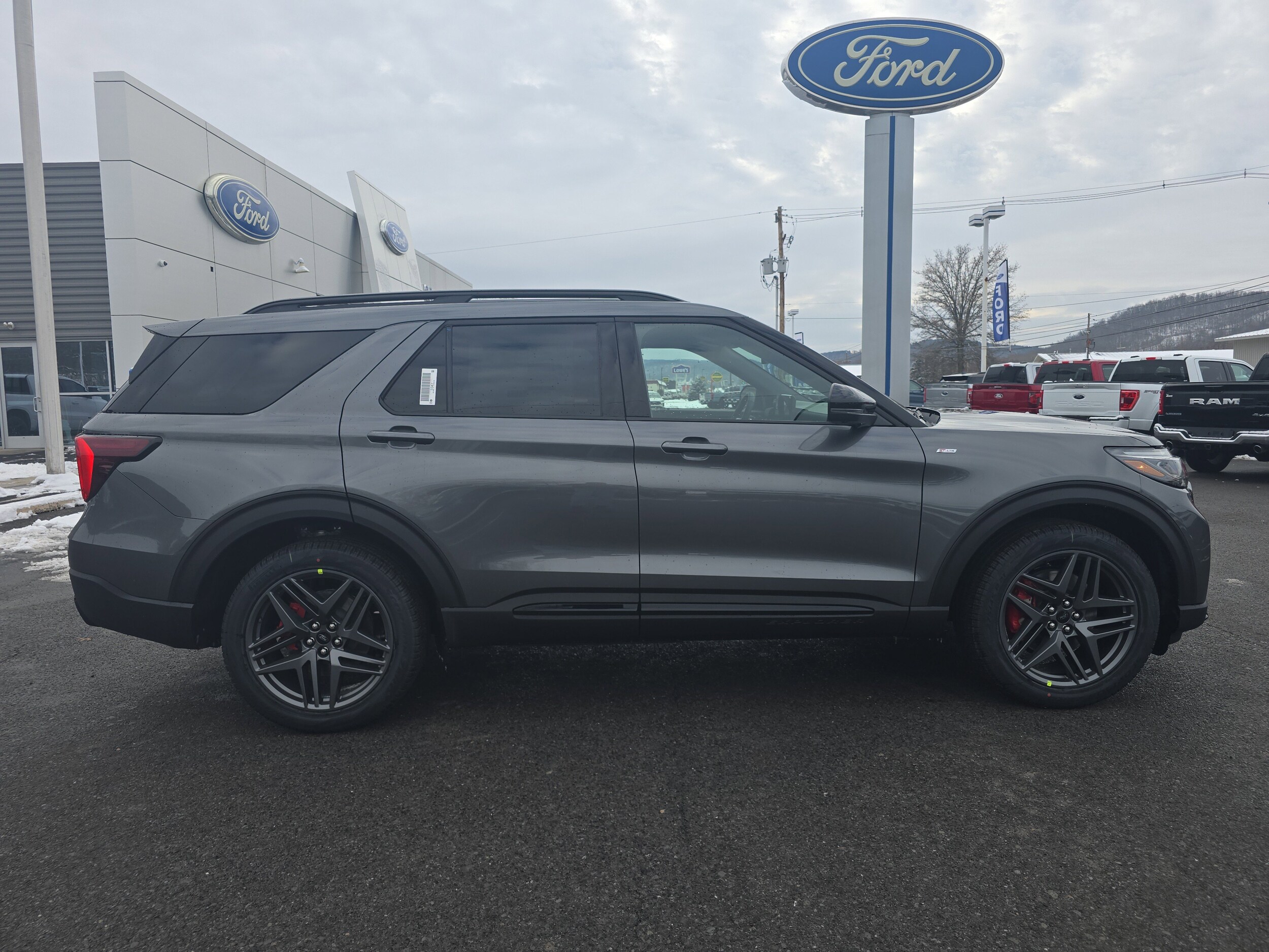 2026 Ford Explorer ST-Line photo 2