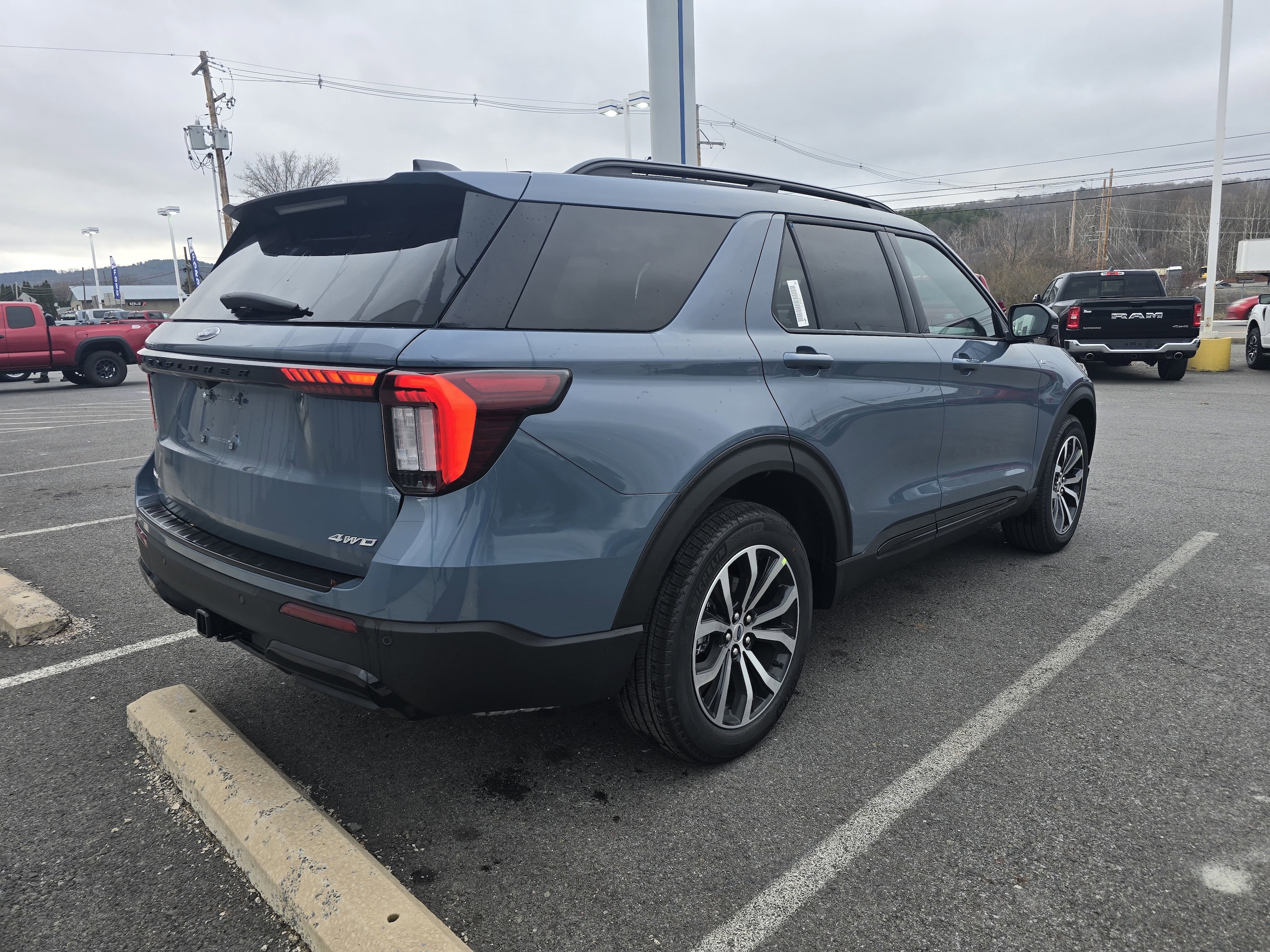 2025 Ford Explorer ST-Line photo 3