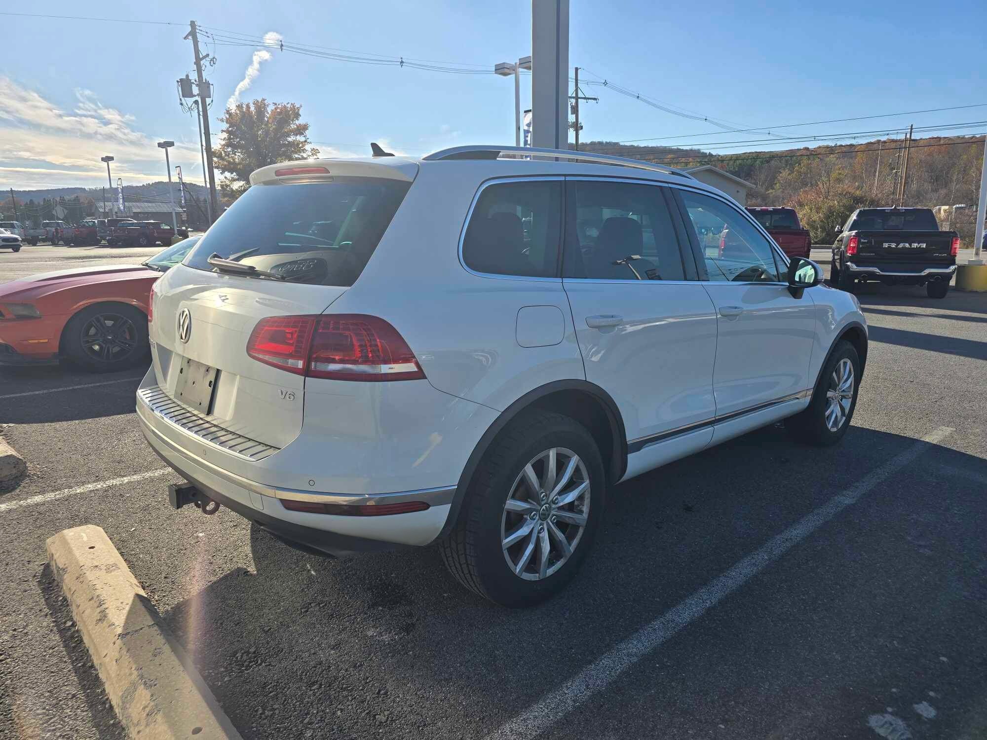 2017 Volkswagen Touareg V6 Sport photo 3