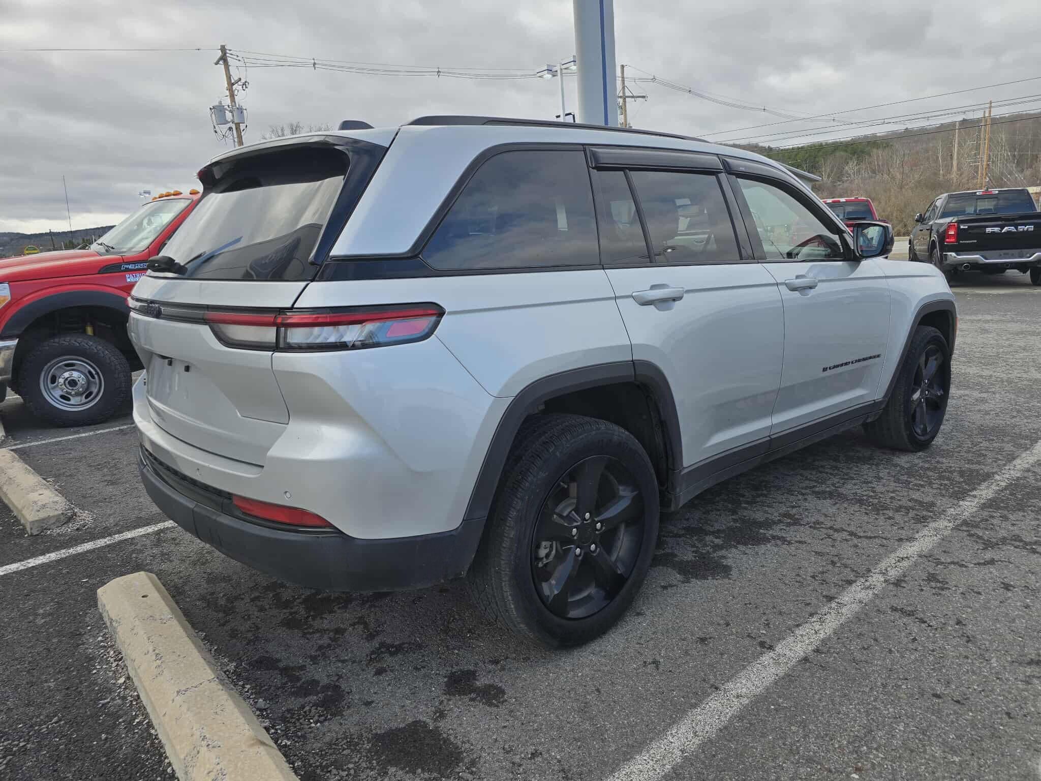 2022 Jeep Grand Cherokee Altitude photo 3