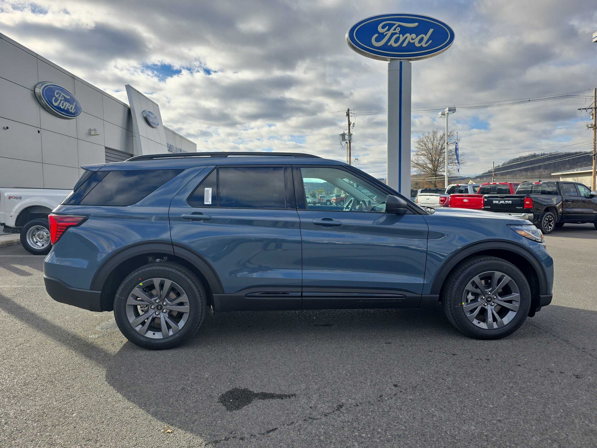 2026 Ford Explorer photo 2