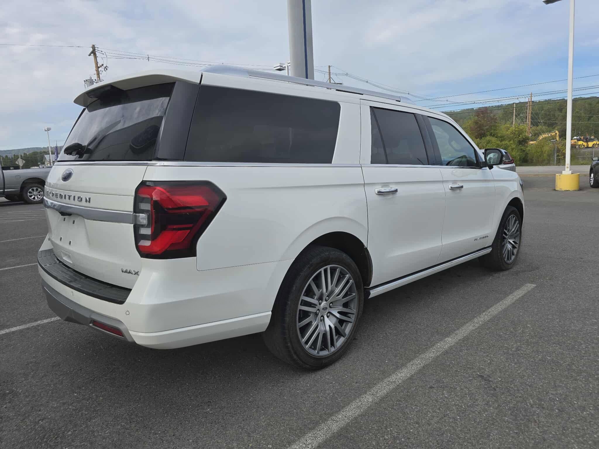 2022 Ford Expedition MAX Platinum photo 3