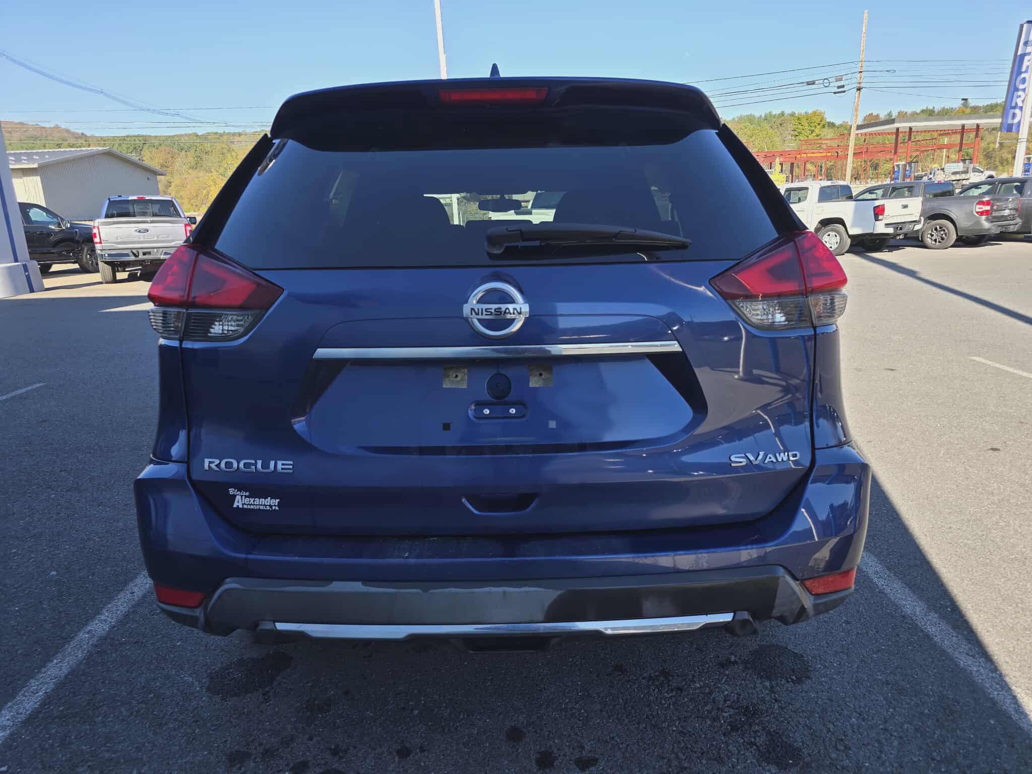 2017 Nissan Rogue SV photo 3