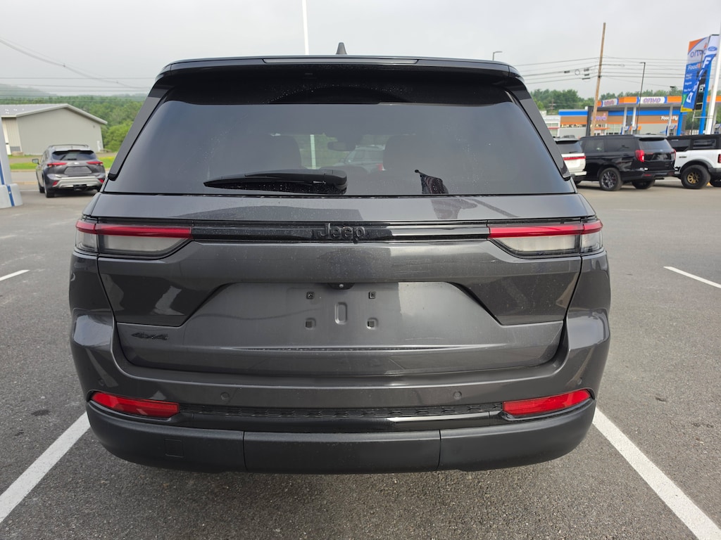 Used 2023 Jeep Grand Cherokee Altitude SUV