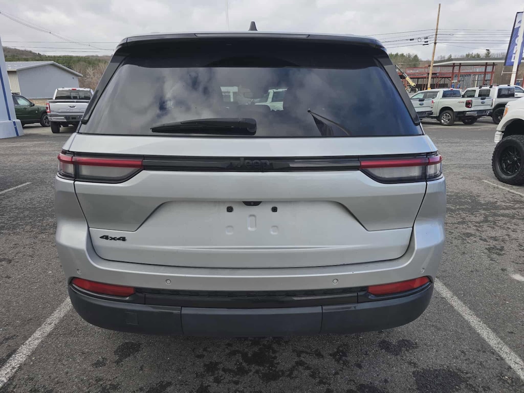 Used 2022 Jeep Grand Cherokee Altitude SUV