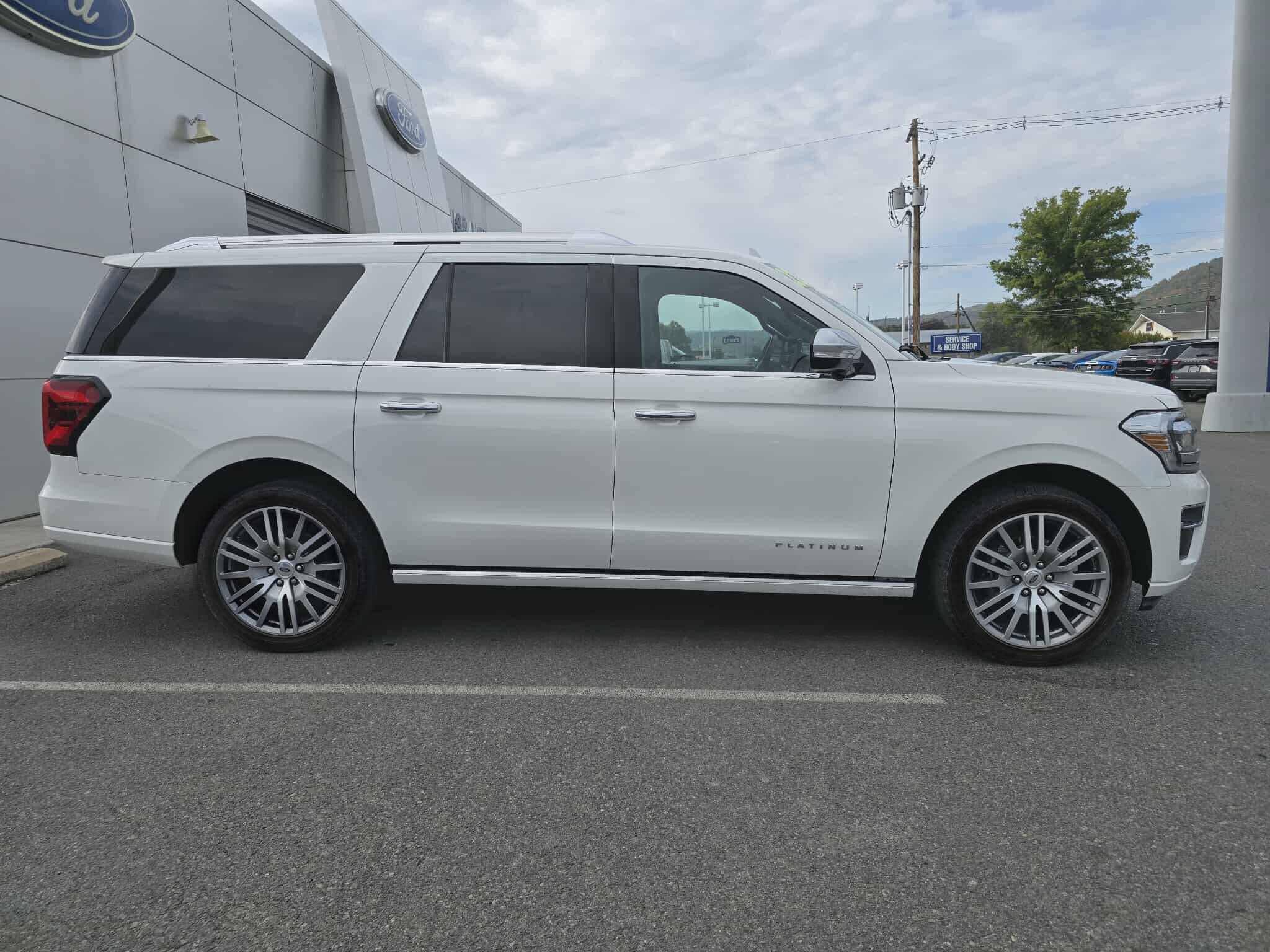 2022 Ford Expedition MAX Platinum photo 2