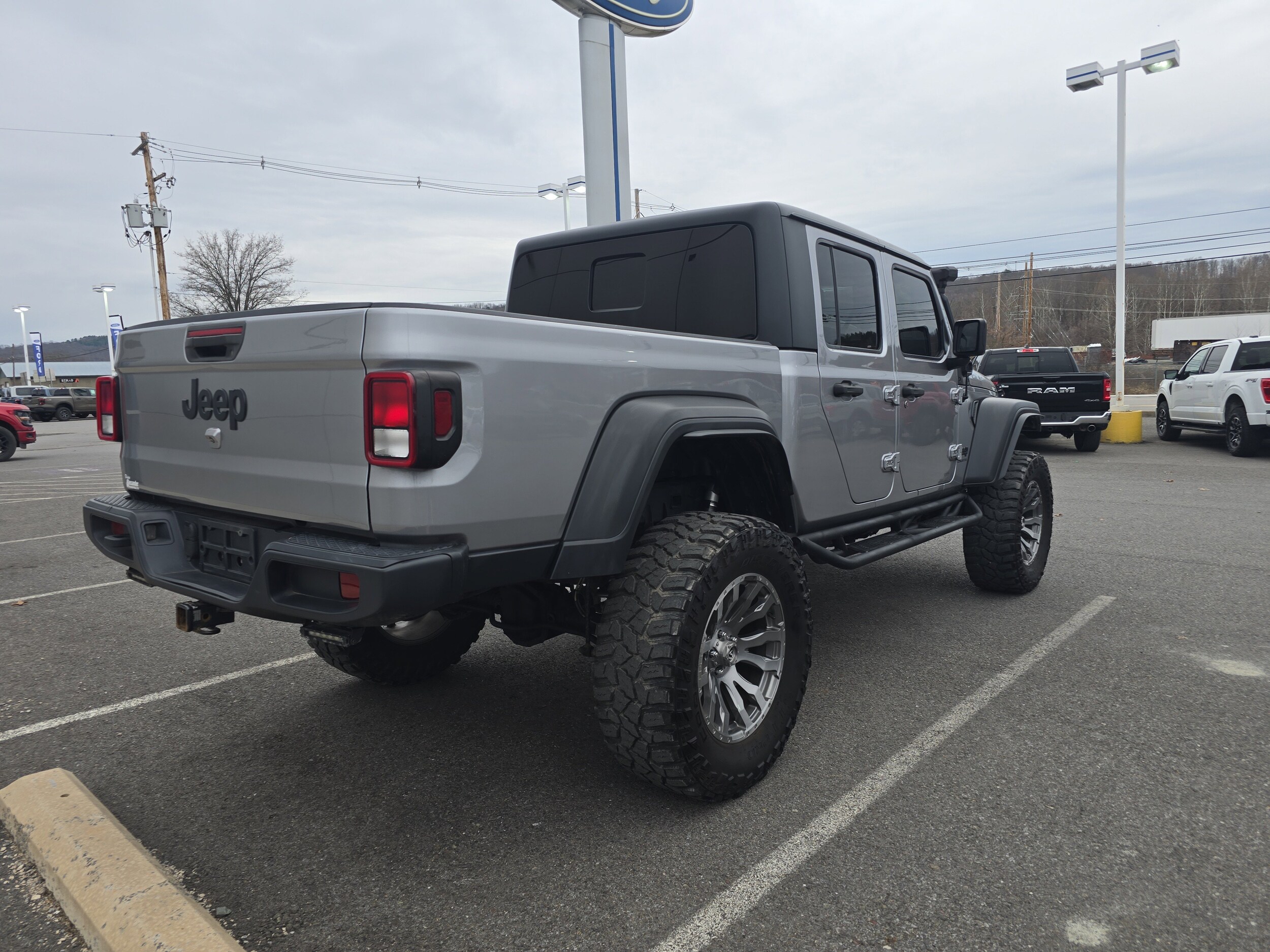 2020 Jeep Gladiator Sport S photo 3