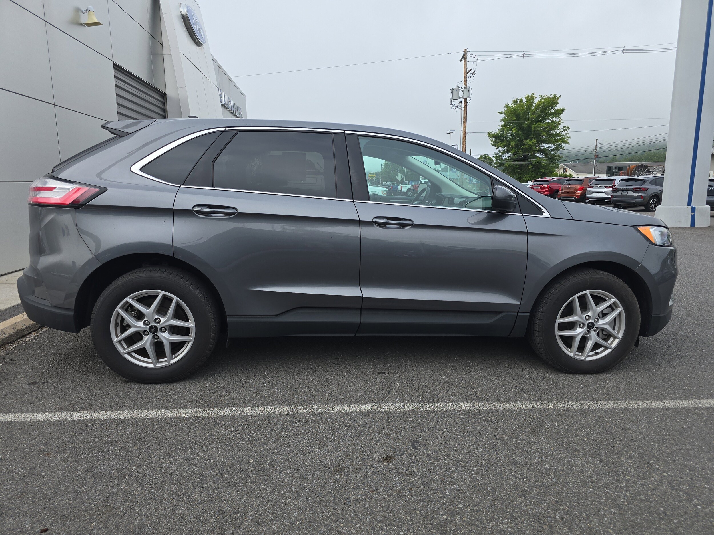 2024 Ford Edge SEL photo 2