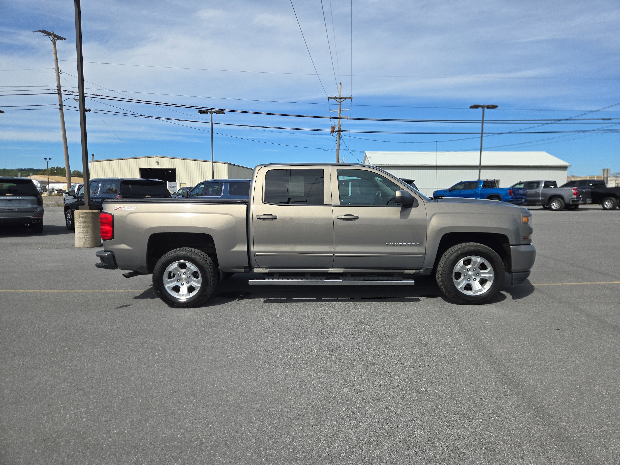 2017 Chevrolet Silverado 1500 LT photo 2