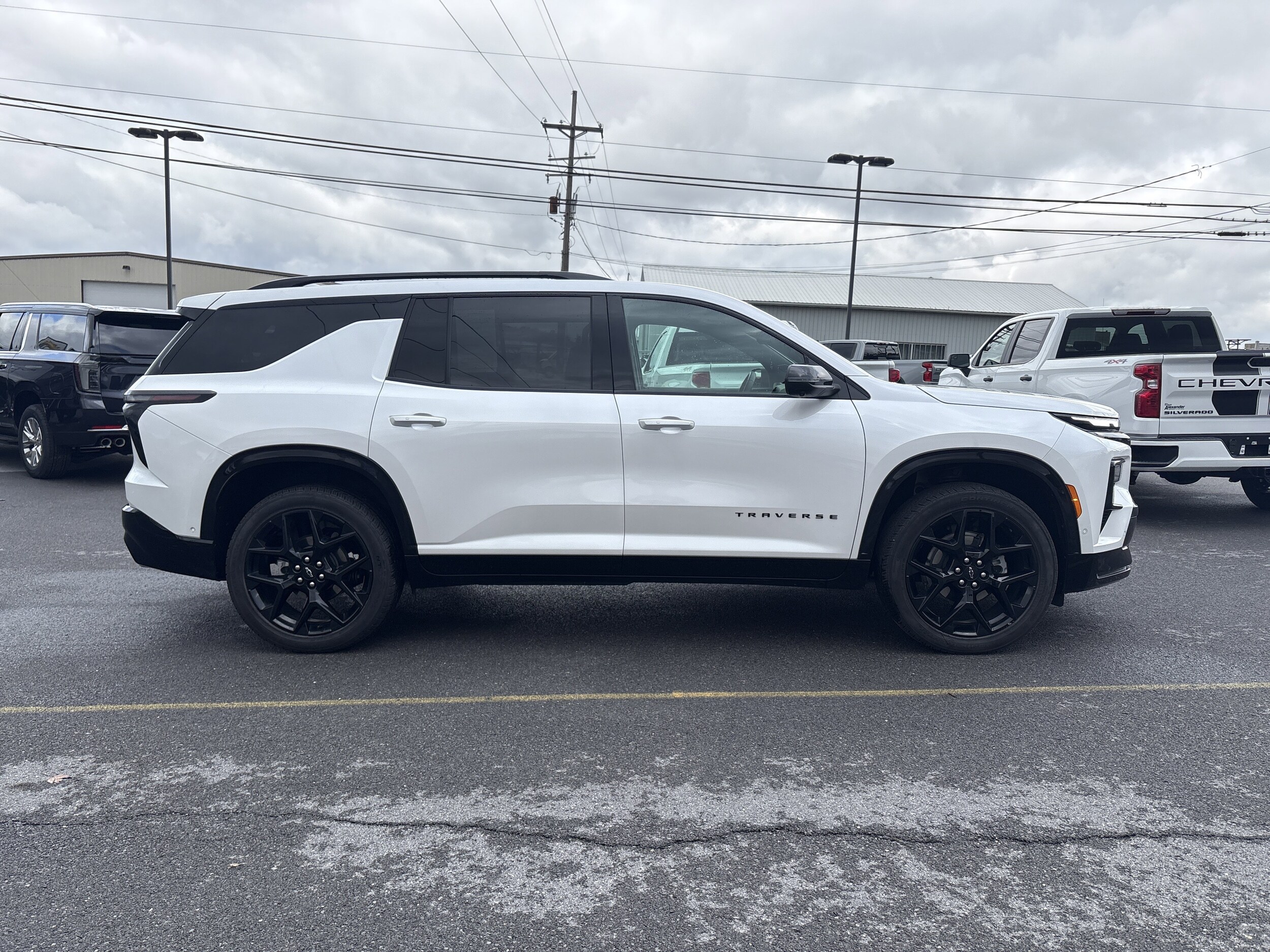 2025 Chevrolet Traverse RS photo 2