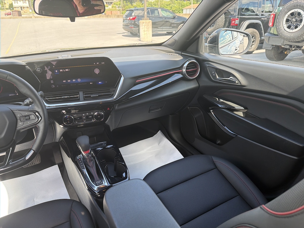 Used 2025 Chevrolet Trax 2RS SUV