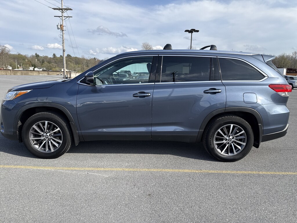 Used 2019 Toyota Highlander SE SUV