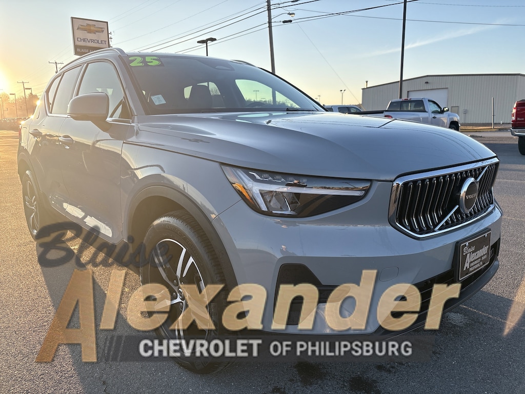 Used 2025 Volvo XC40 Core Bright Theme SUV