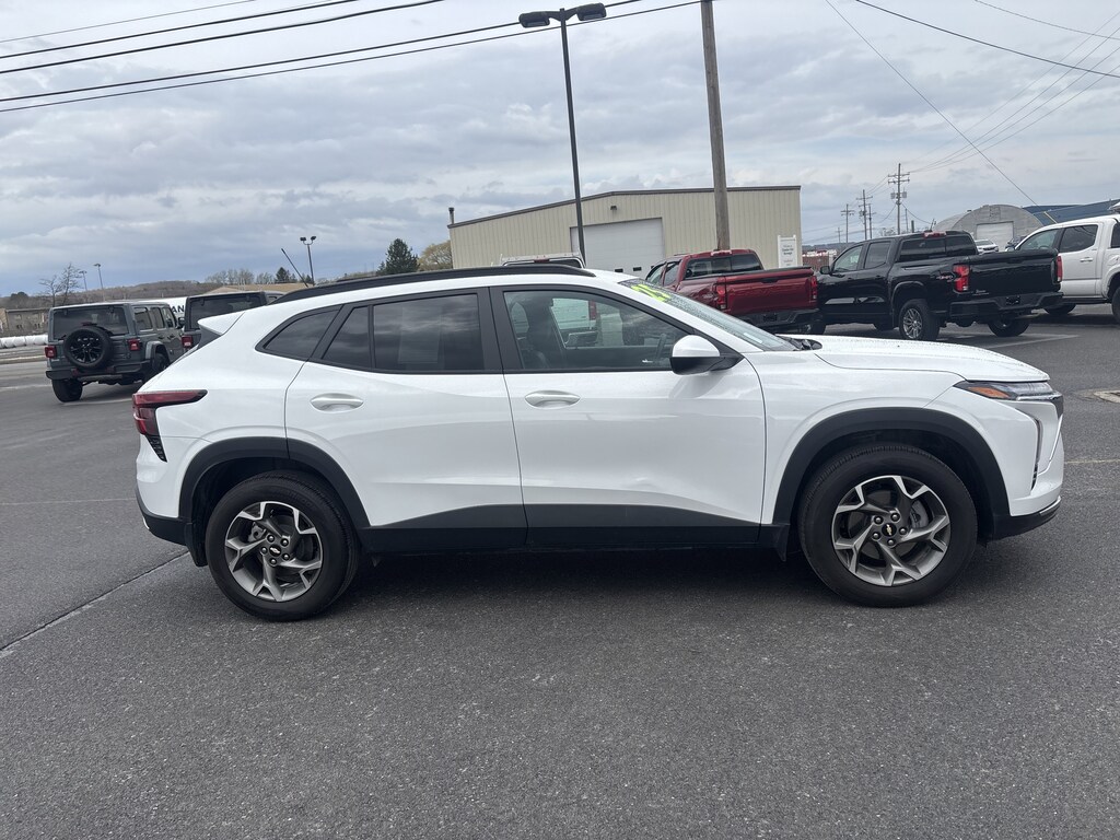Used 2025 Chevrolet Trax LT SUV