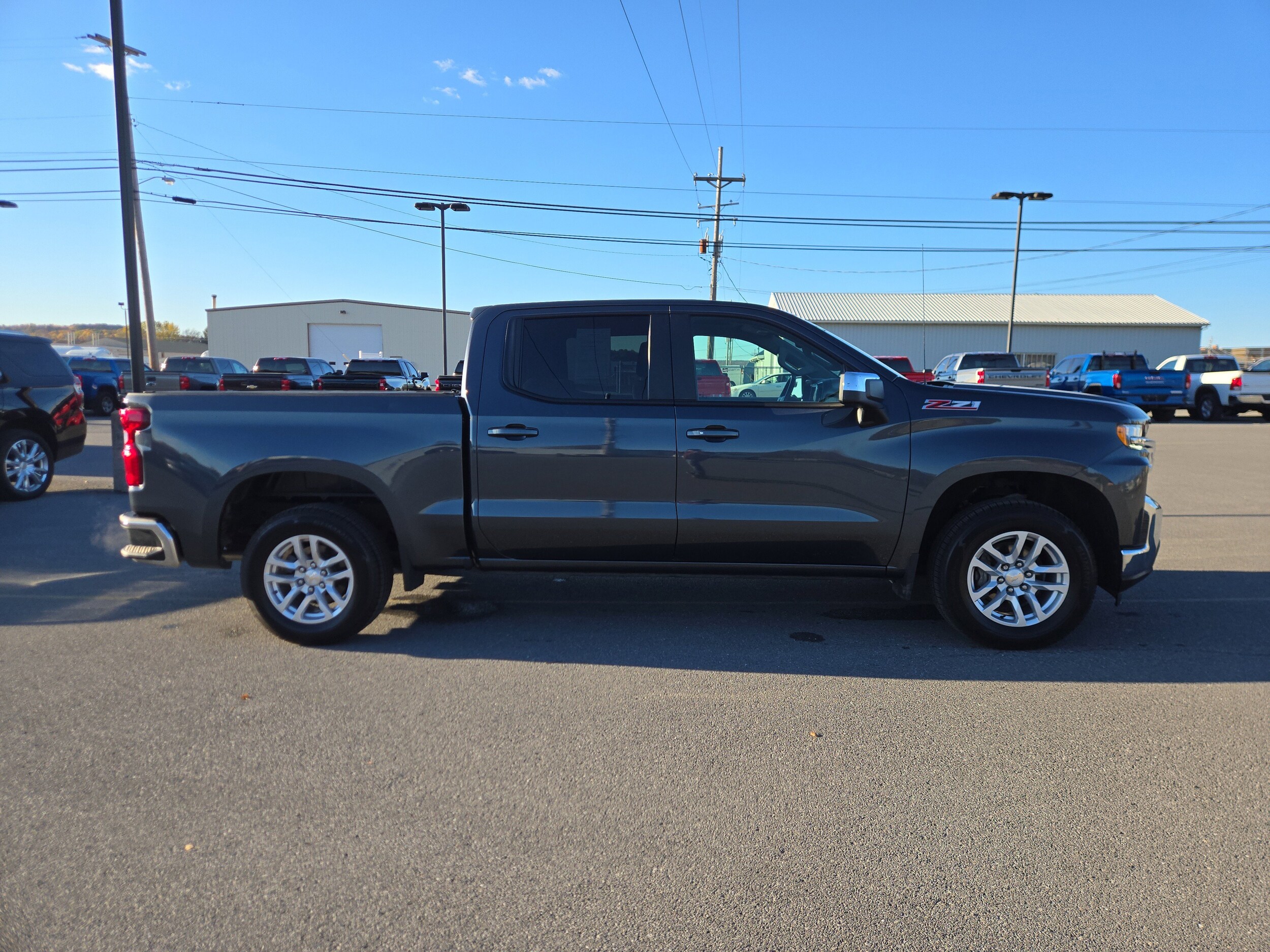 2022 Chevrolet Silverado 1500 LT photo 2