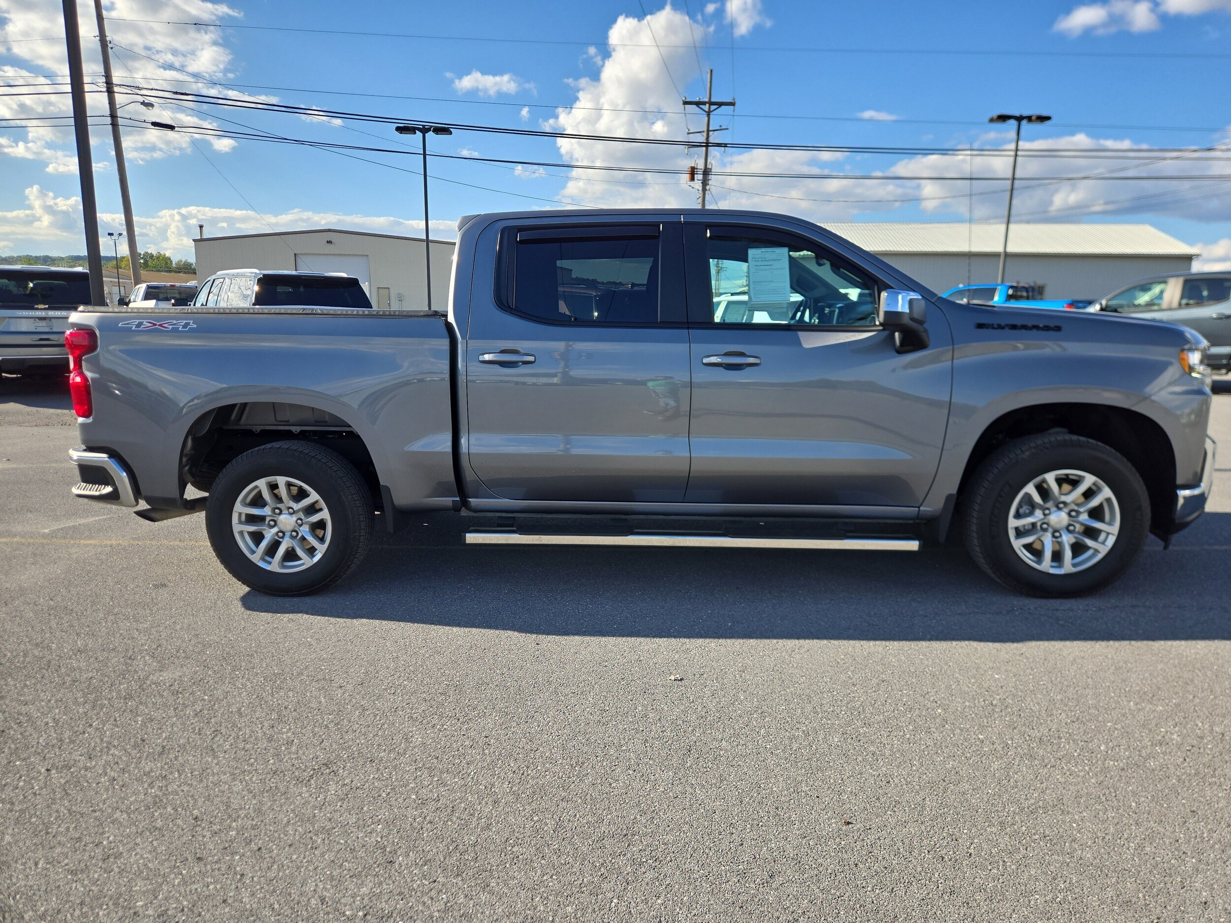2022 Chevrolet Silverado 1500 LT photo 2