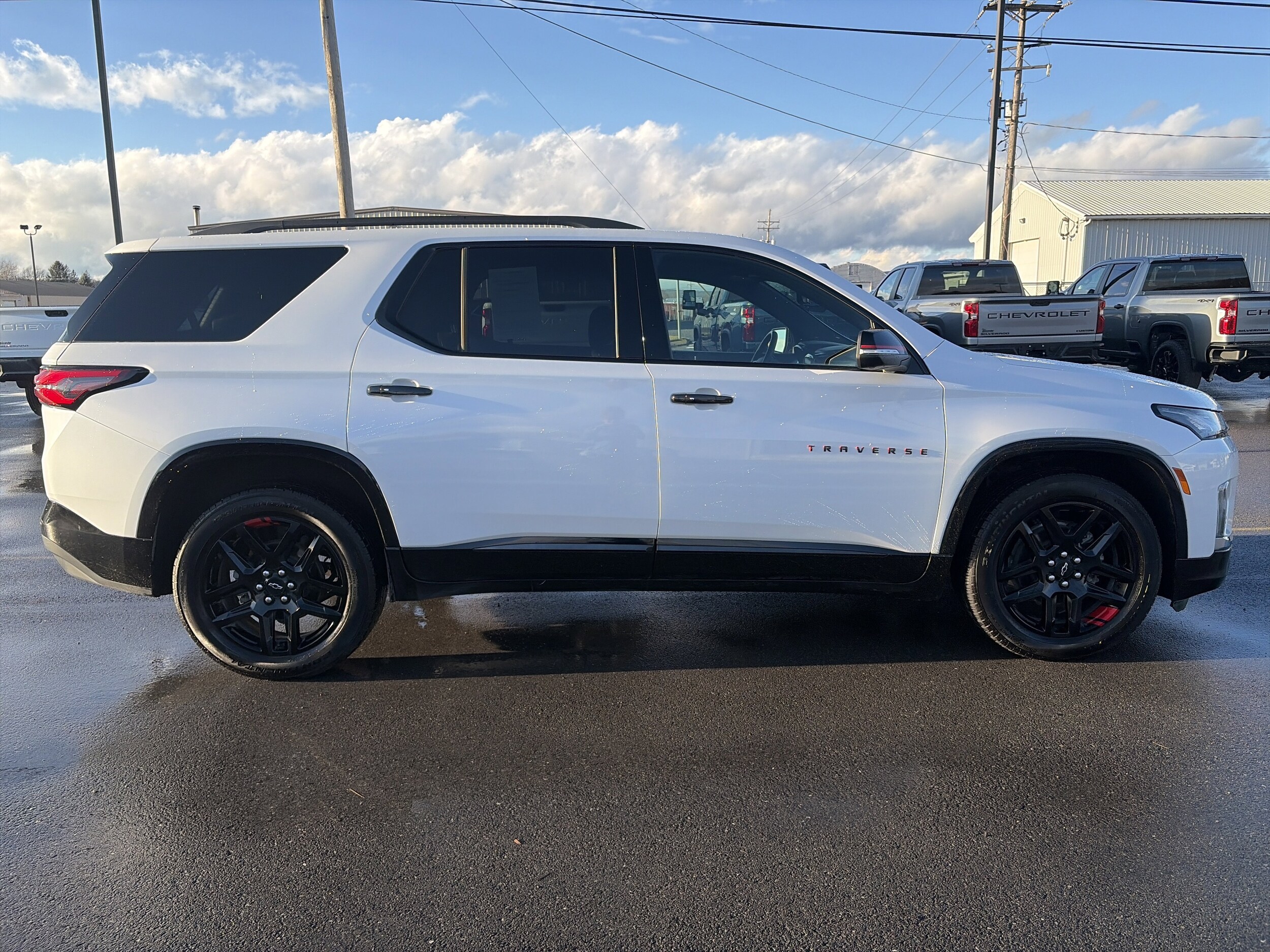 2023 Chevrolet Traverse Premier photo 2