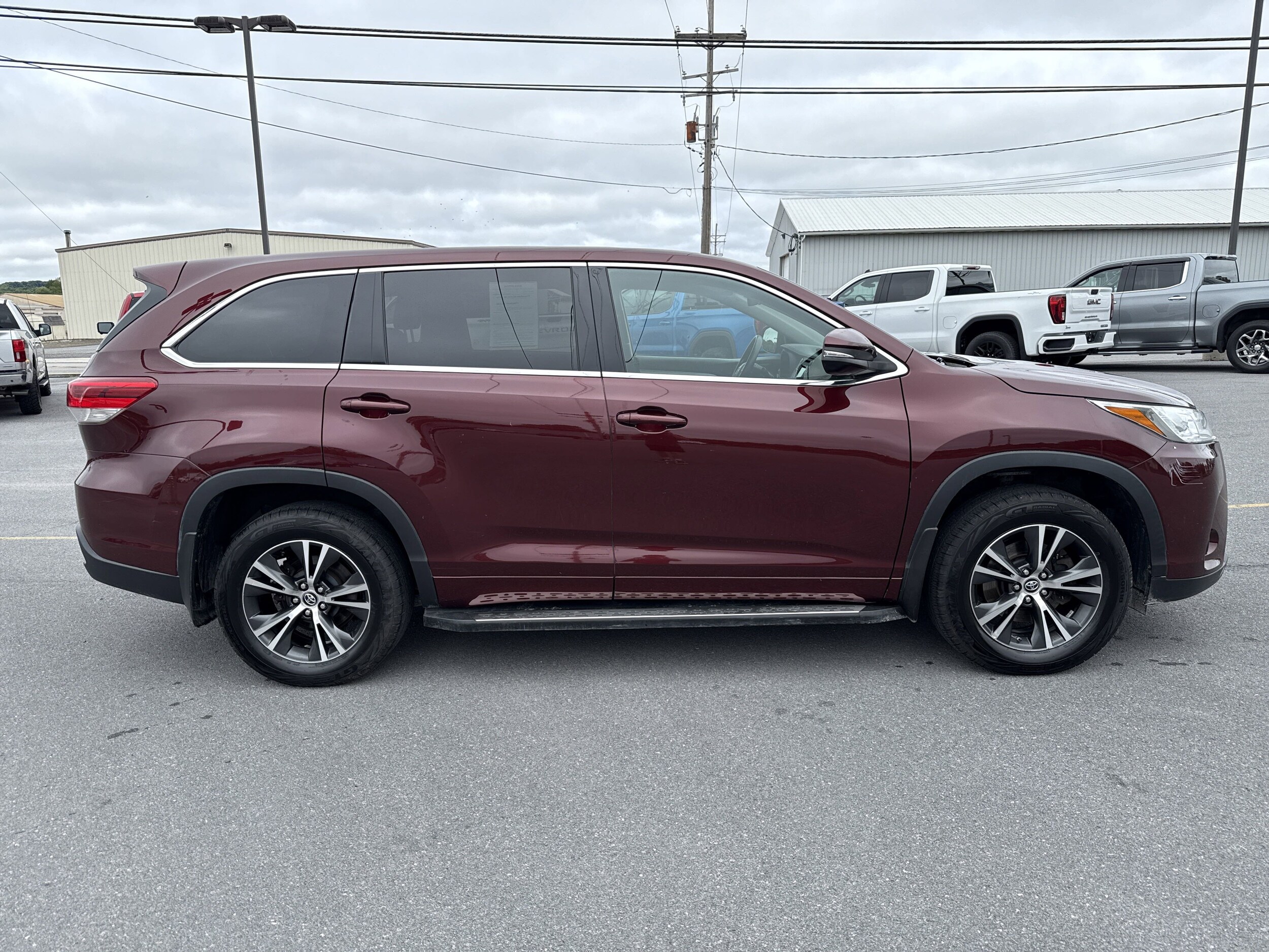 2017 Toyota Highlander LE photo 2
