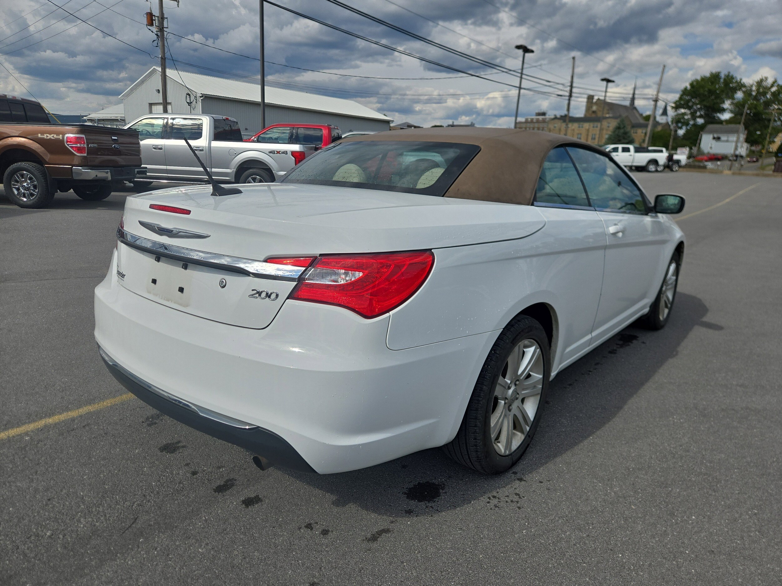 2013 Chrysler 200 Touring photo 2