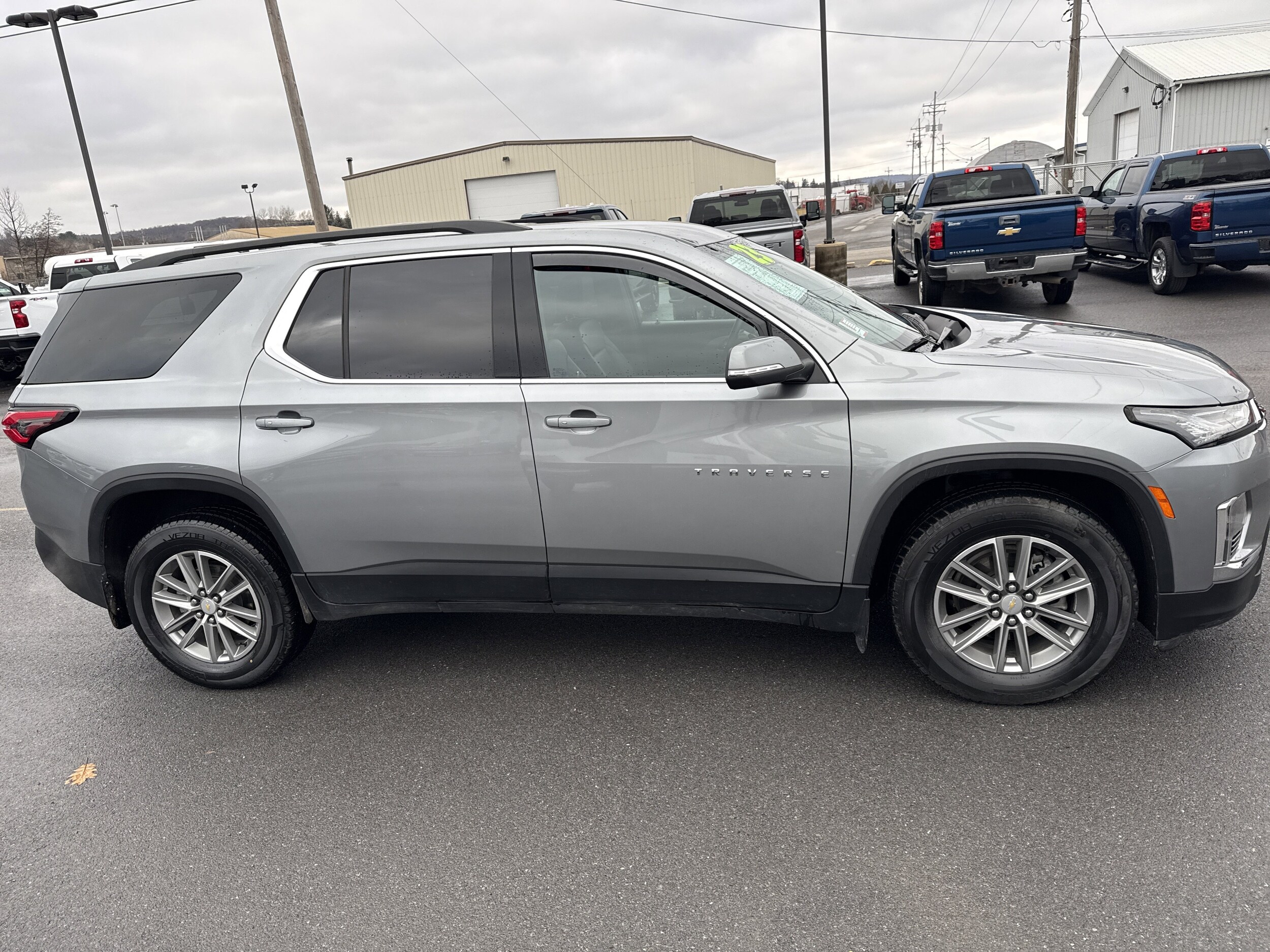 2023 Chevrolet Traverse Leather photo 2