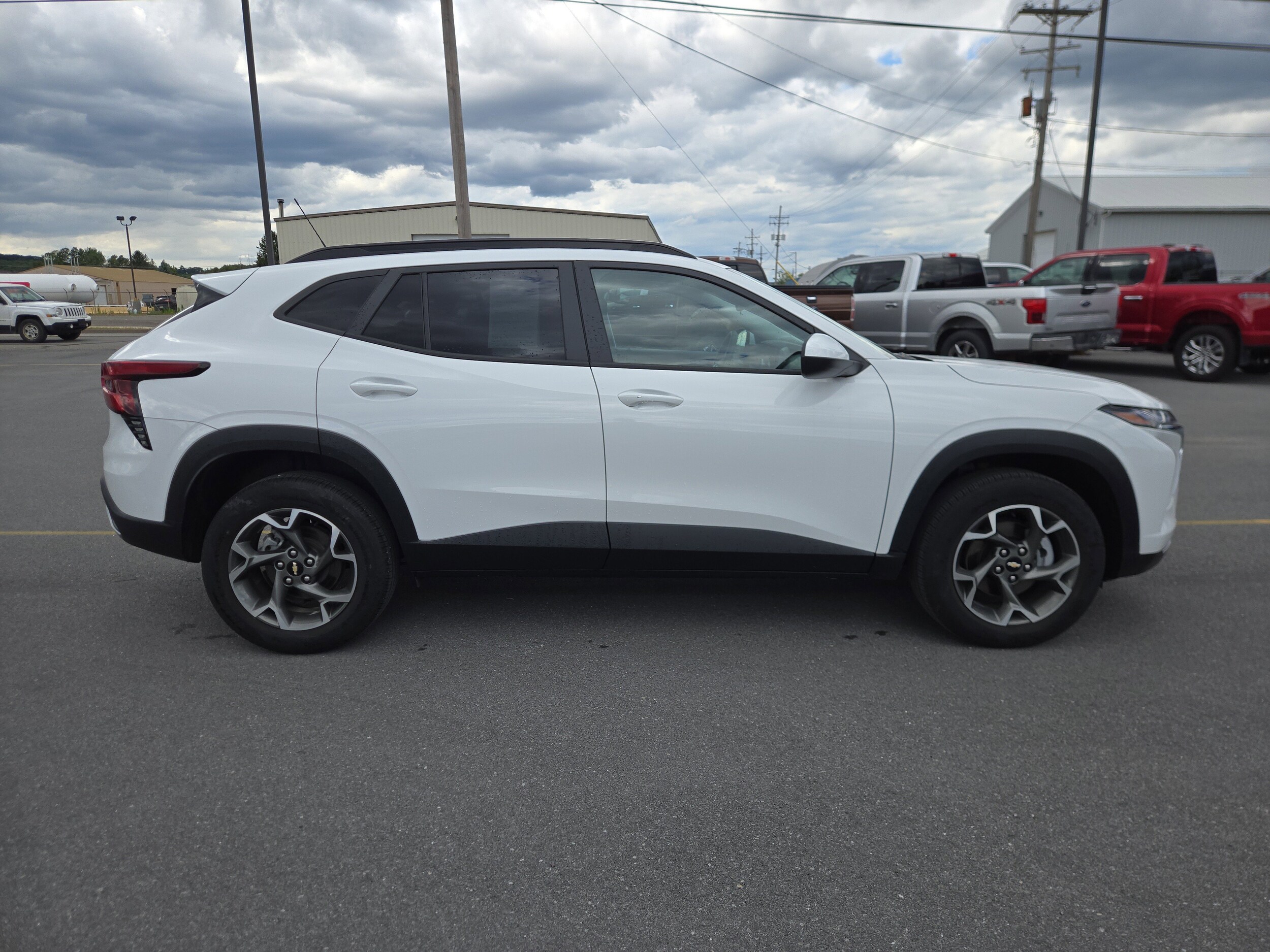 2024 Chevrolet Trax LT photo 2