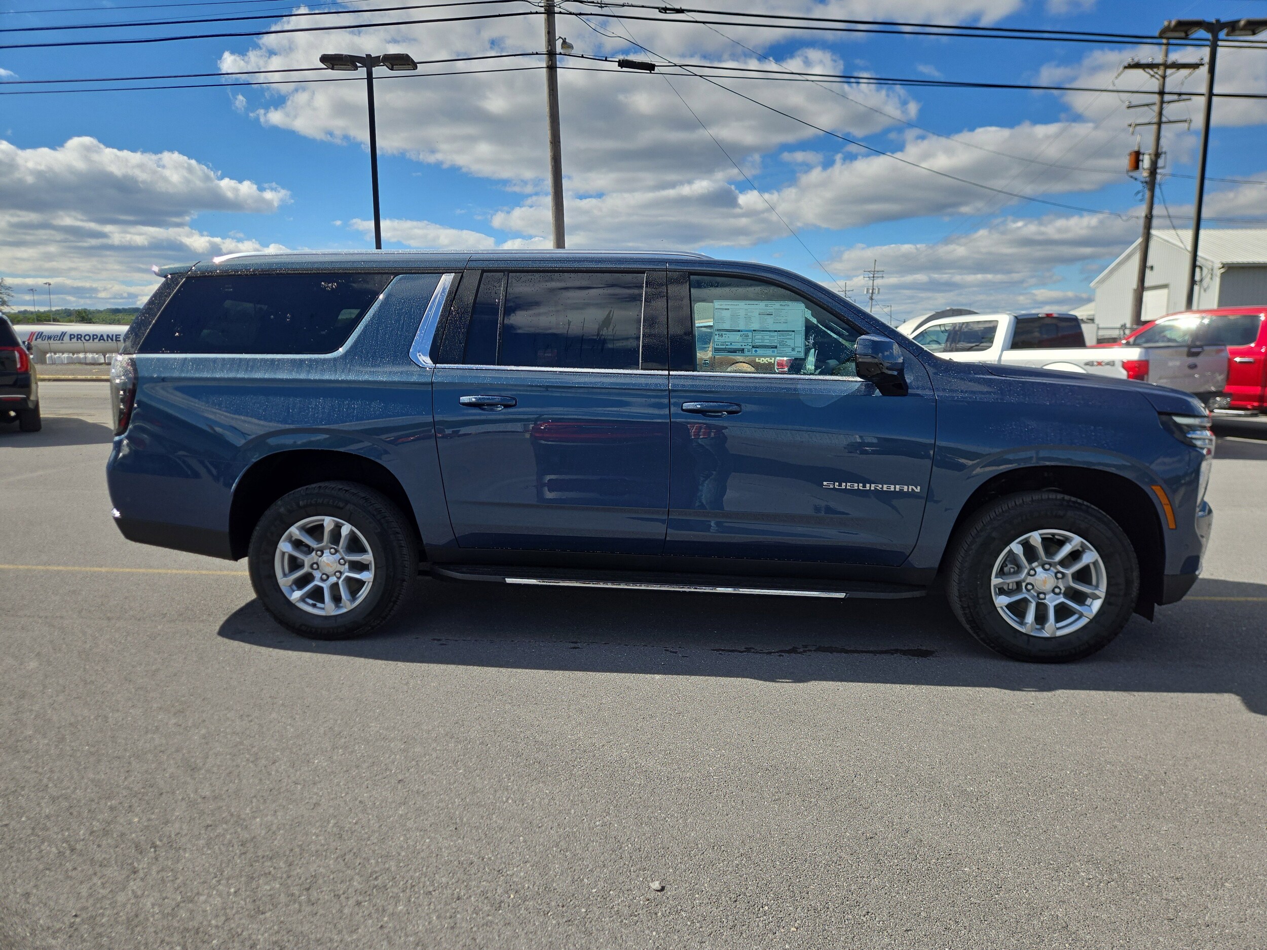 2025 Chevrolet Suburban LT photo 2