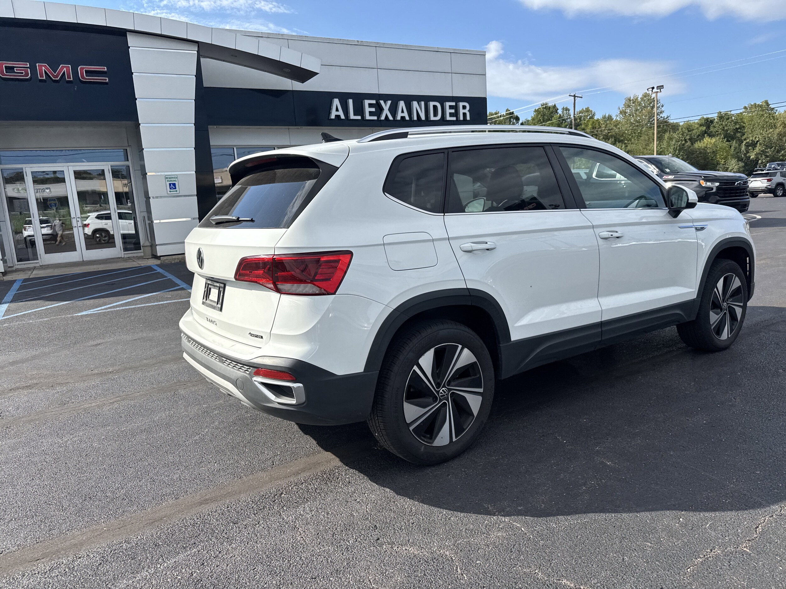 2024 Volkswagen Taos SE photo 2