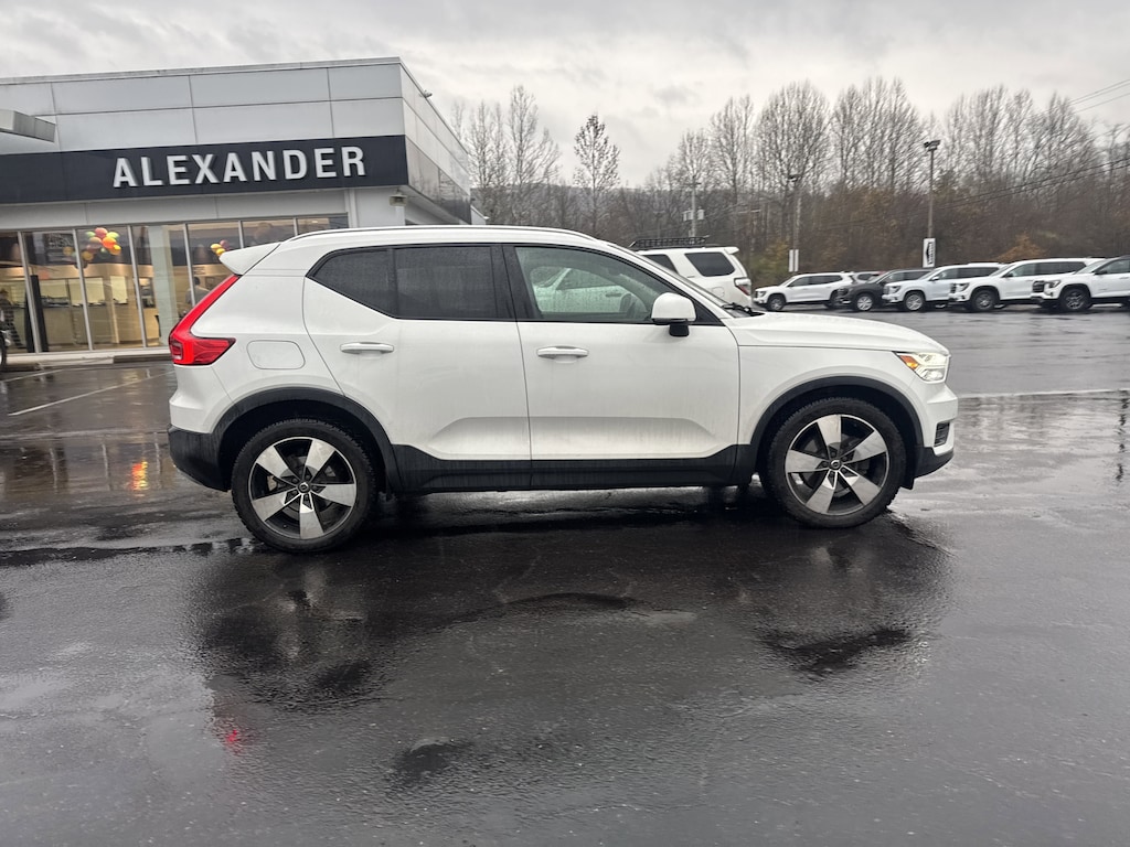 Used 2020 Volvo XC40 T5 Momentum SUV
