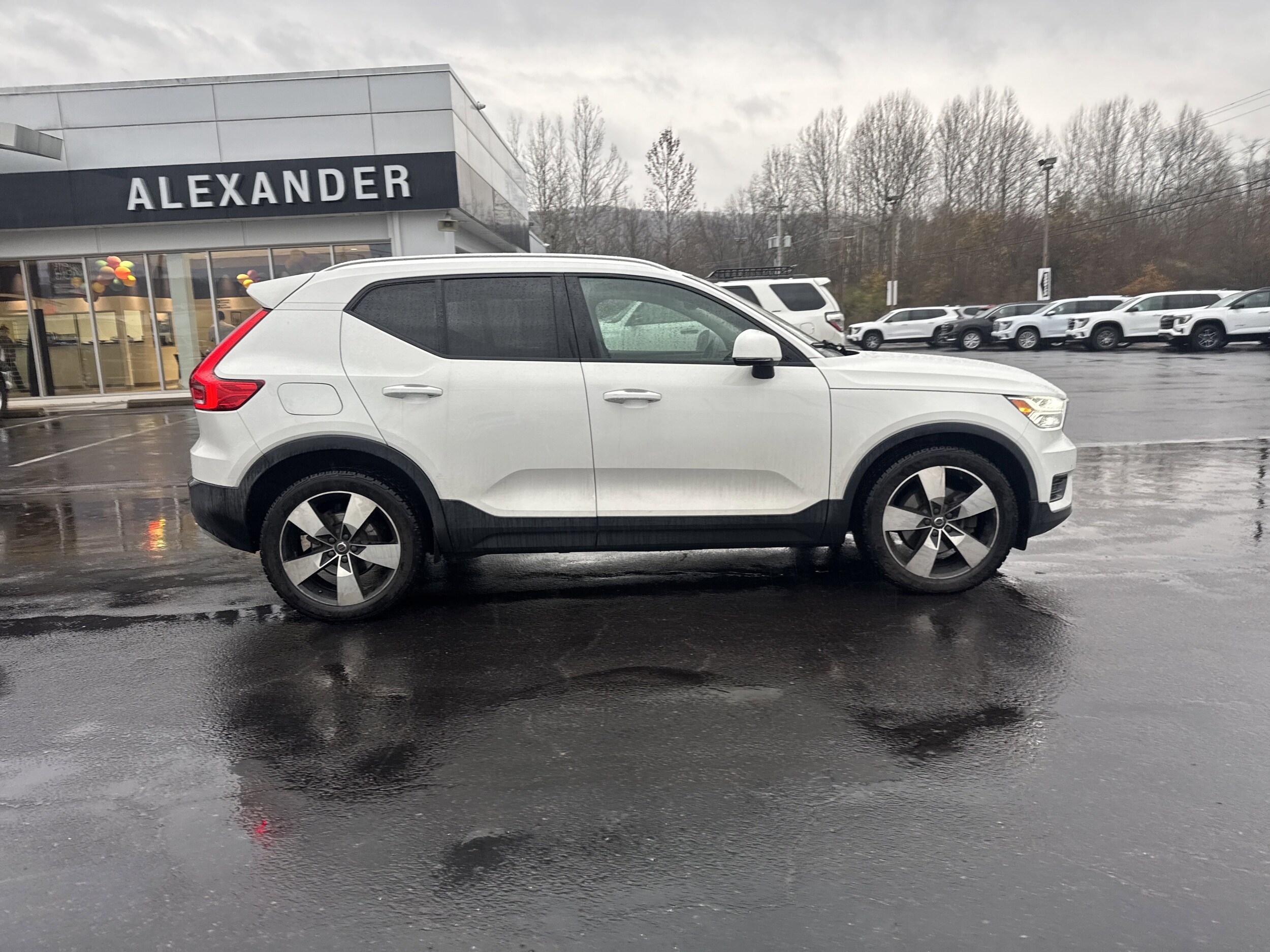 2020 Volvo XC40 T5 Momentum photo 2