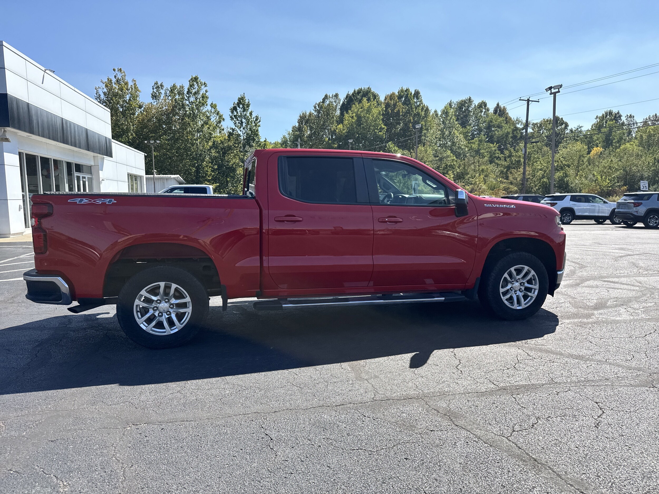 2022 Chevrolet Silverado 1500 LT photo 2