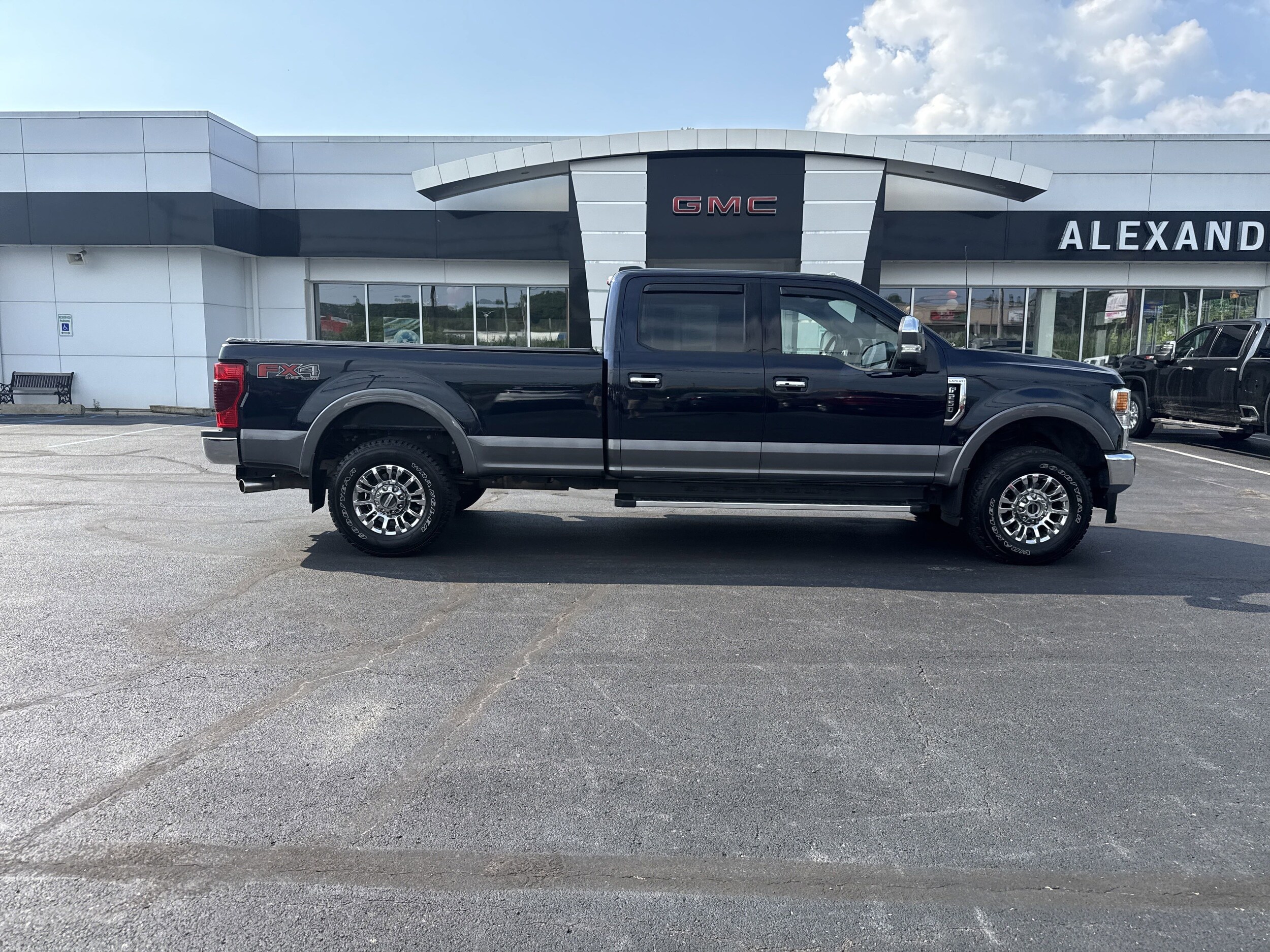 2022 Ford F-250 Lariat photo 2